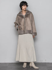 カジュアルだけど女っぽいフェイクムートンジャケット