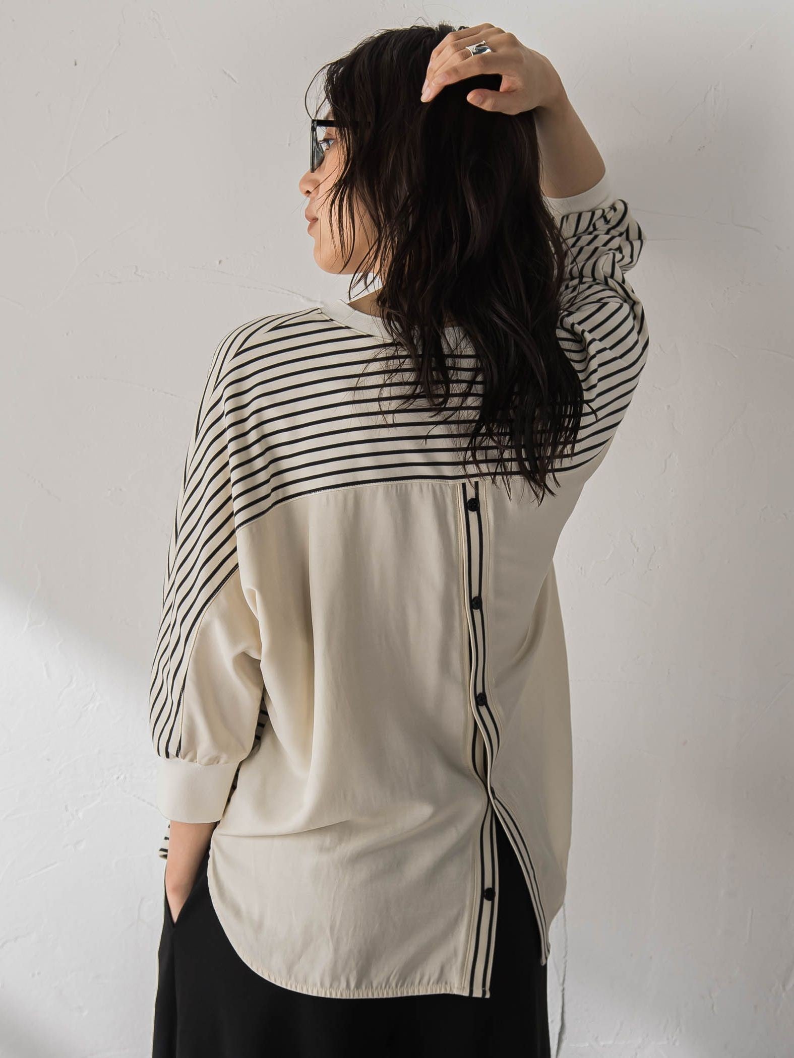 ポンチローマBACK釦ドッキングプルオーバー