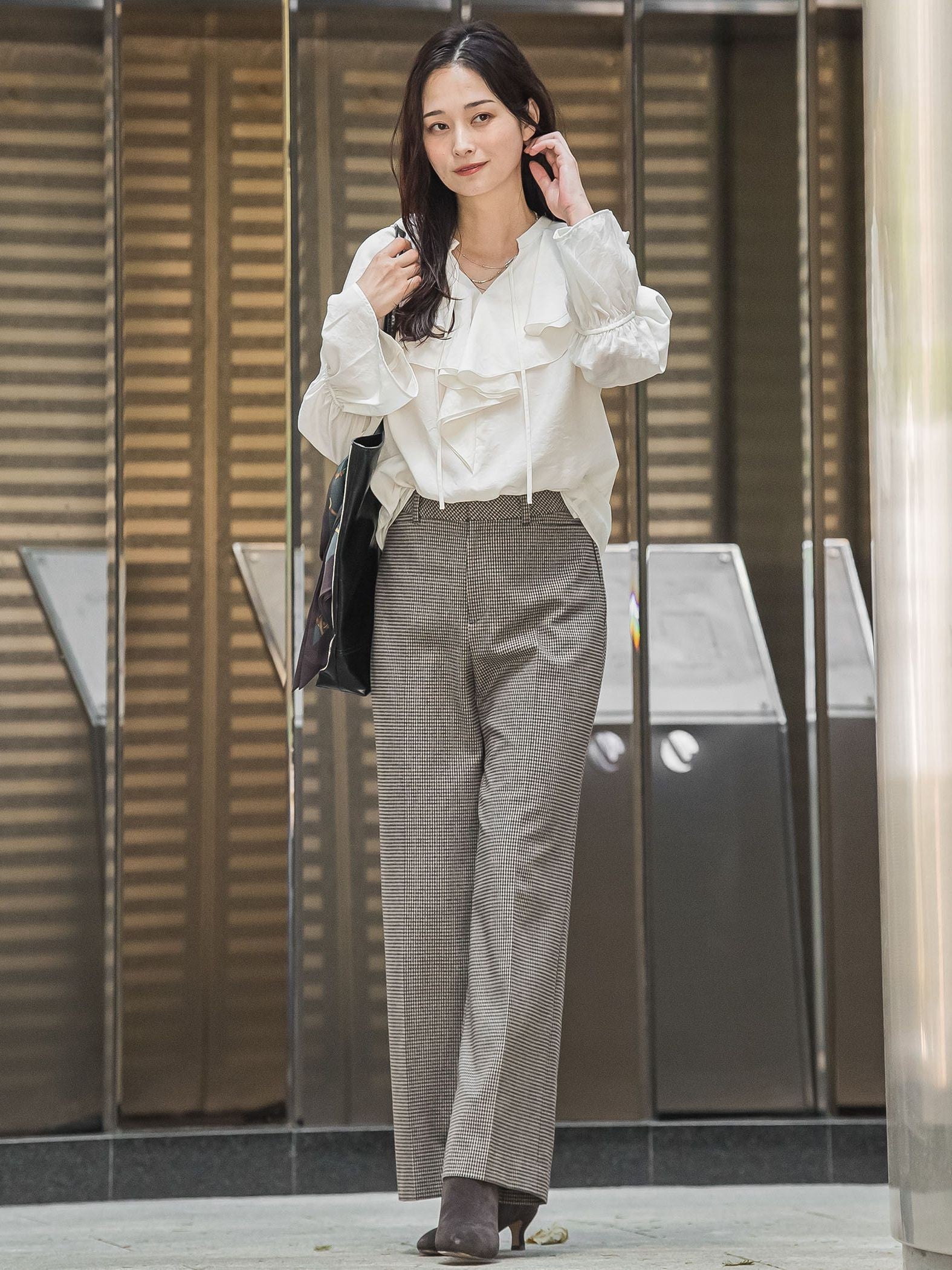 ラッフルレーヨンブラウス