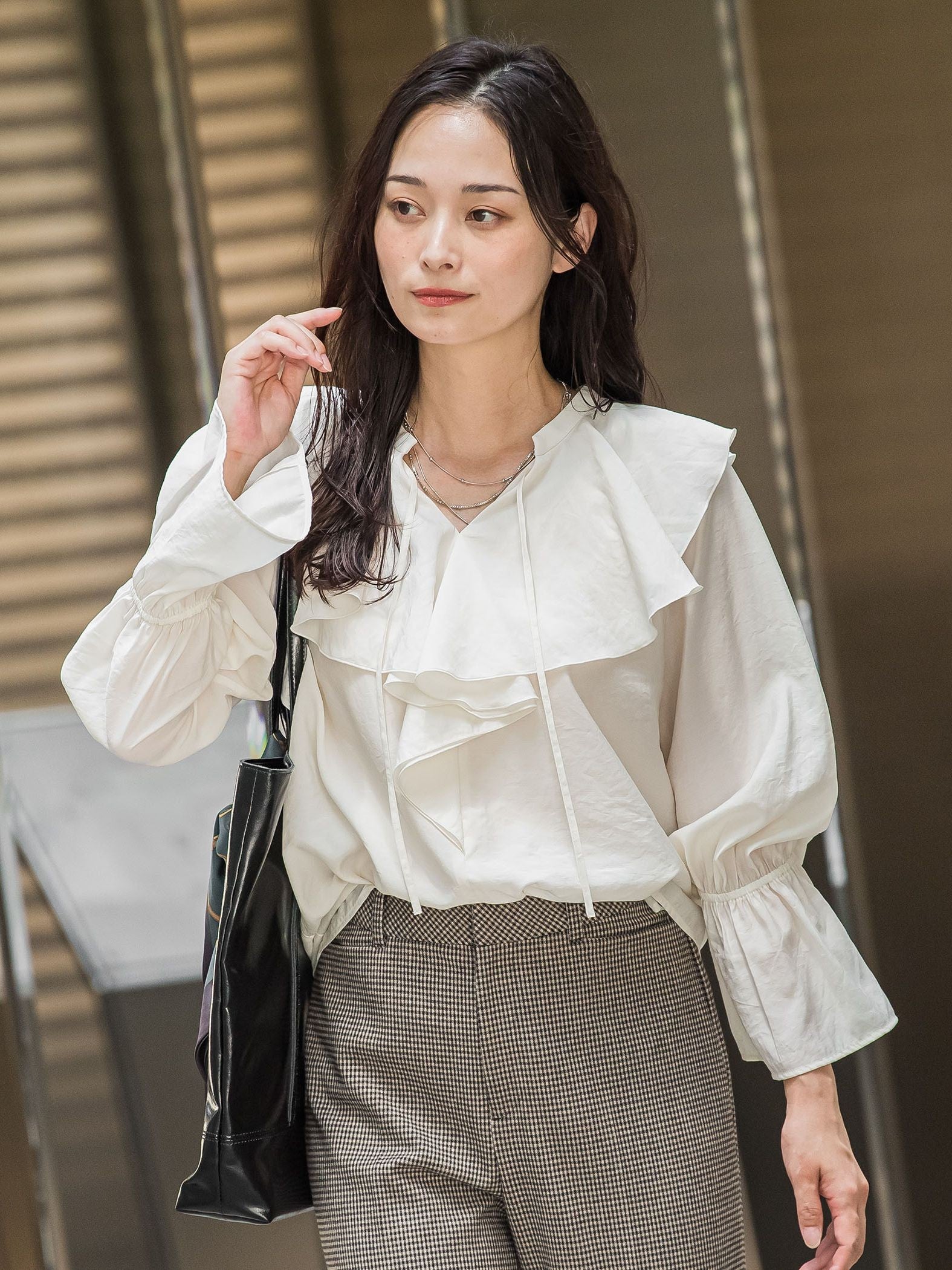 ラッフルレーヨンブラウス