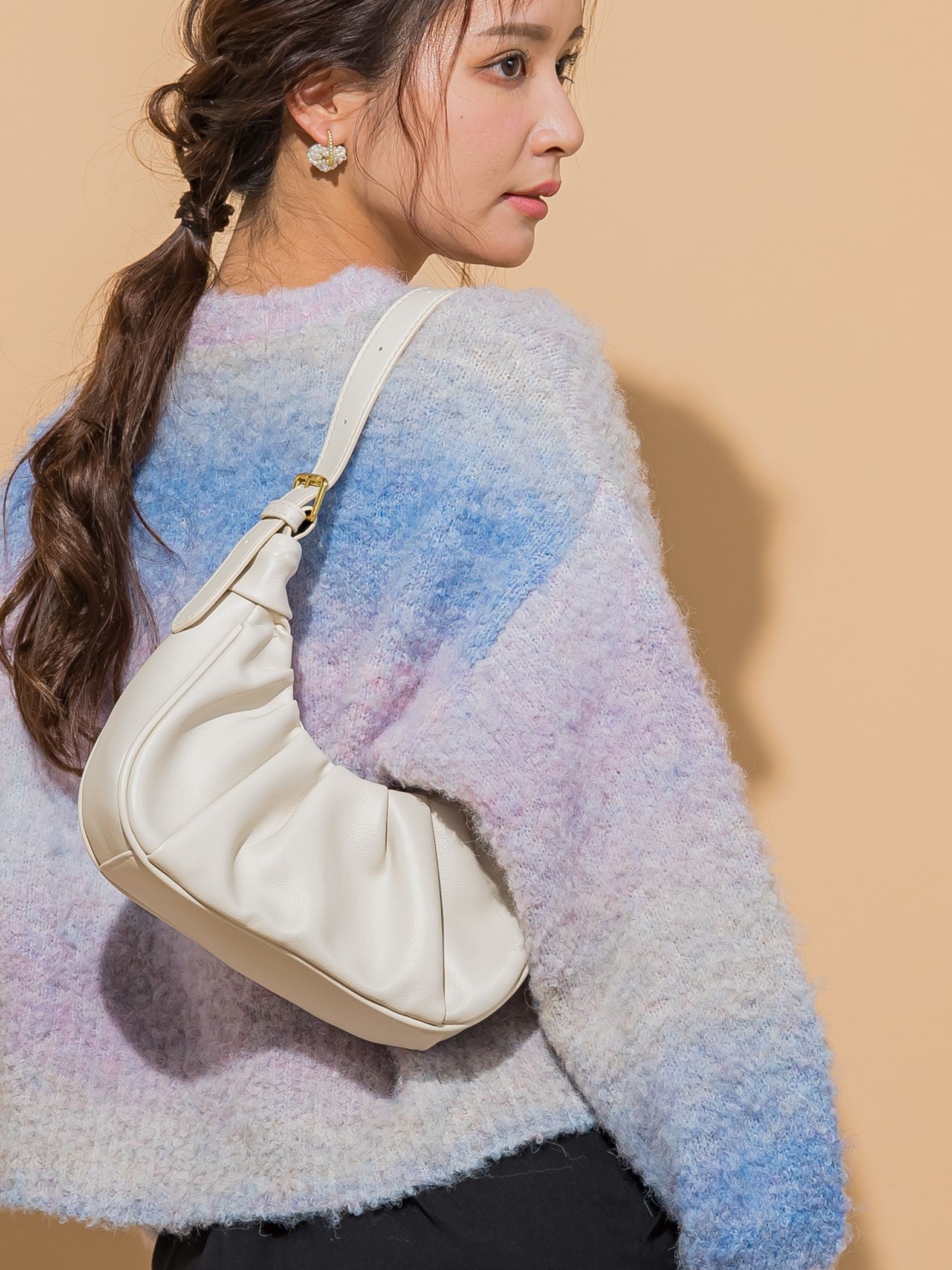 【KOREAN ITEM】フェイクレザー半月型ショルダーバッグ