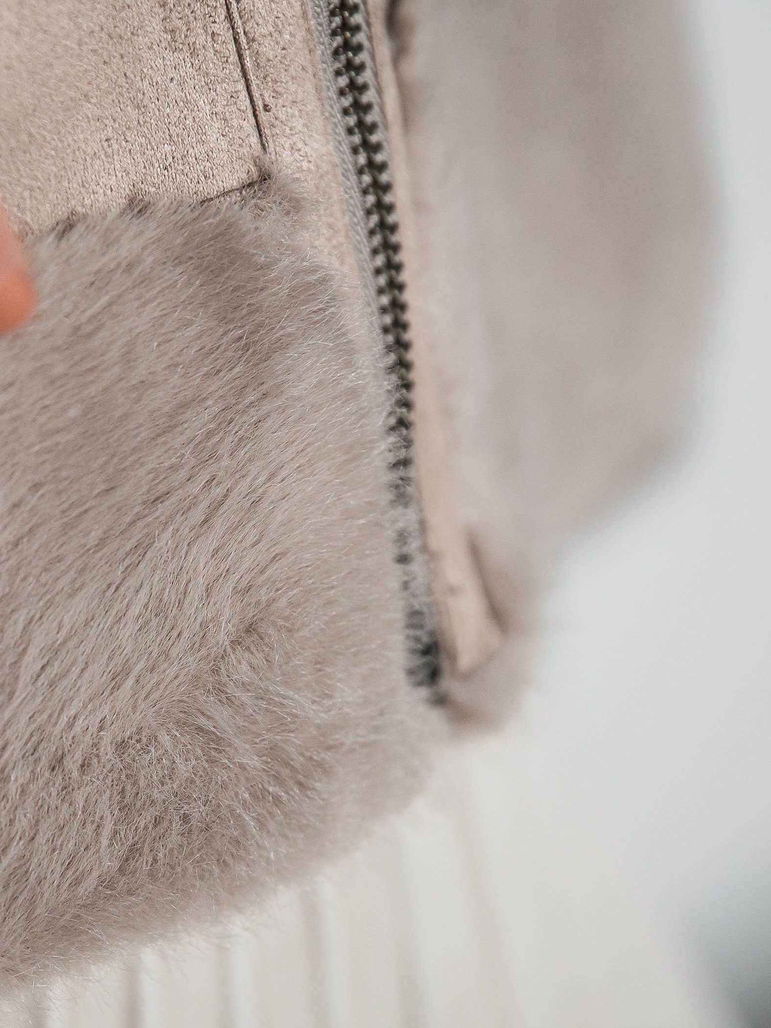 カジュアルだけど女っぽいフェイクムートンジャケット