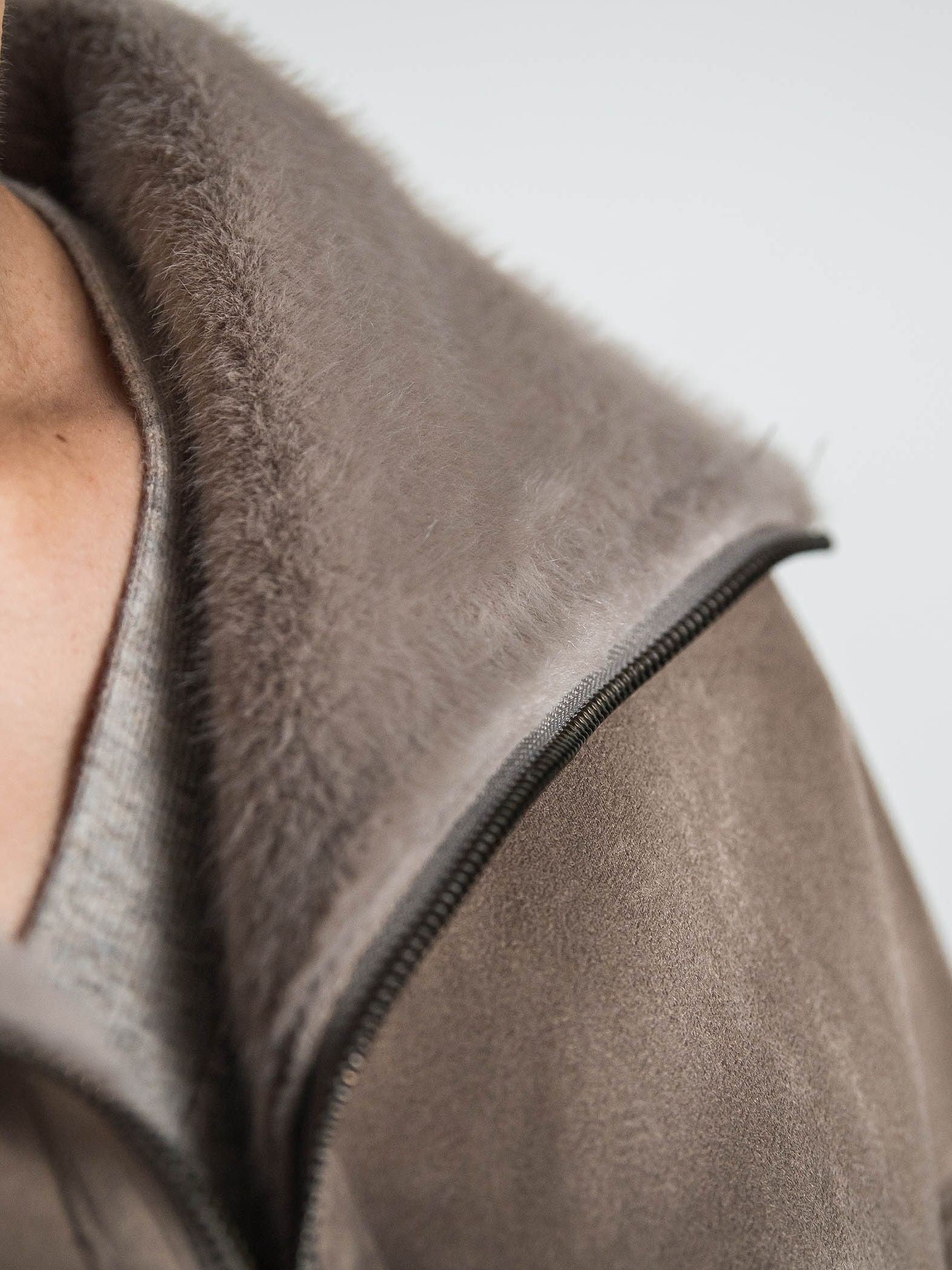 カジュアルだけど女っぽいフェイクムートンジャケット