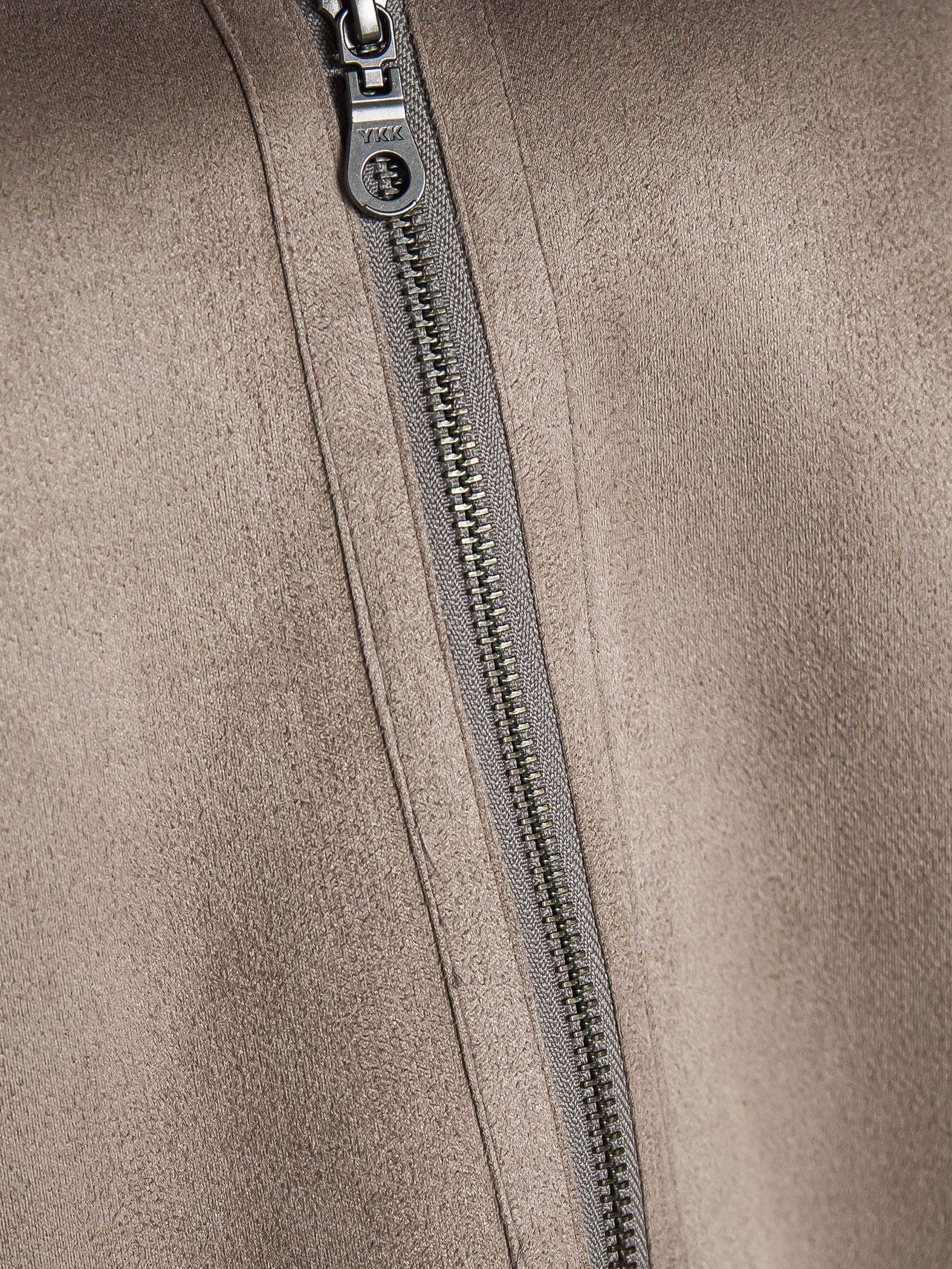 カジュアルだけど女っぽいフェイクムートンジャケット