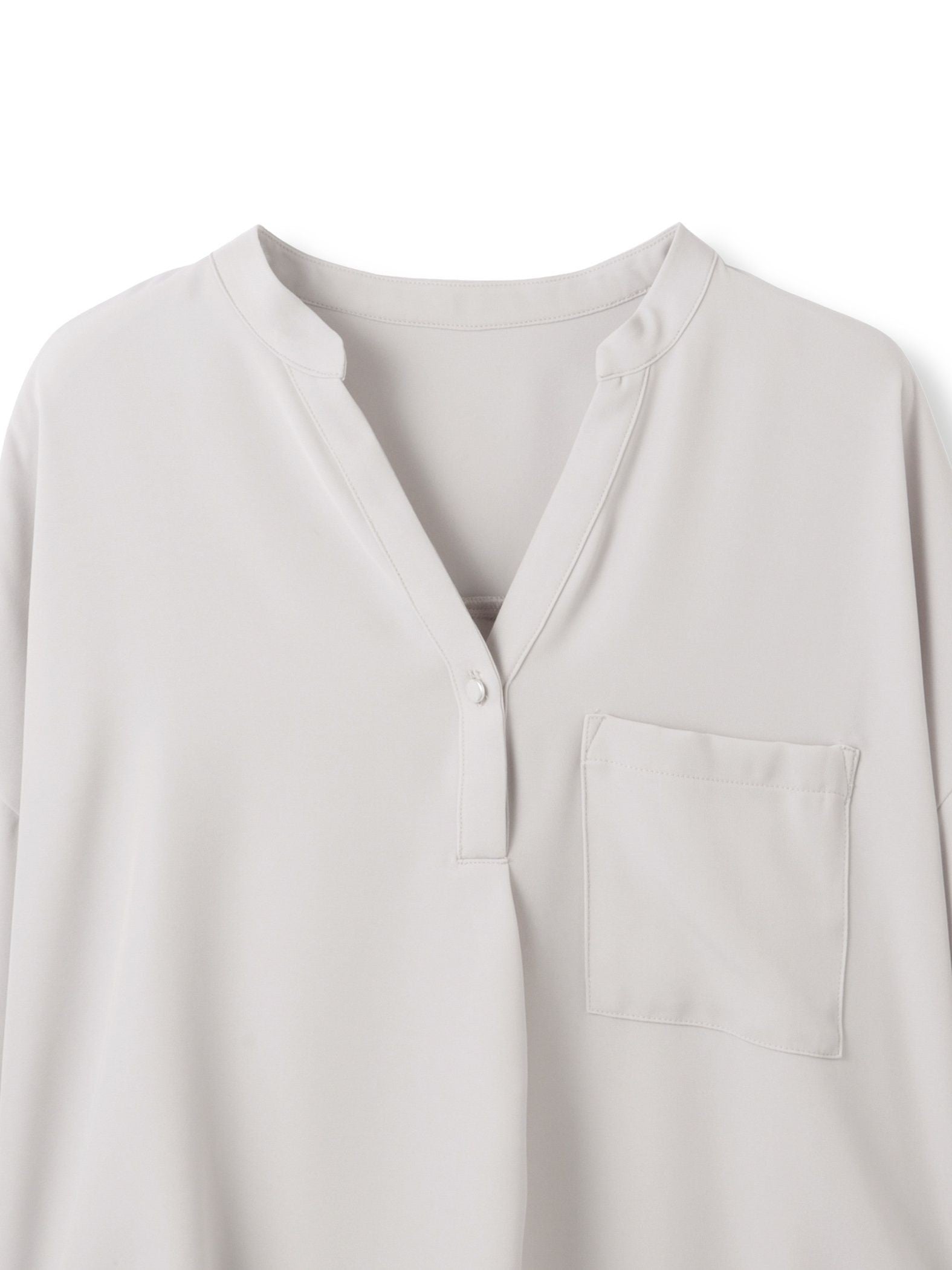 ダブルバックサテンキーネックブラウス