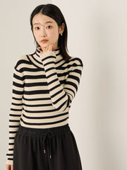 調温バックボタンハイネックニット≪手洗い可能≫