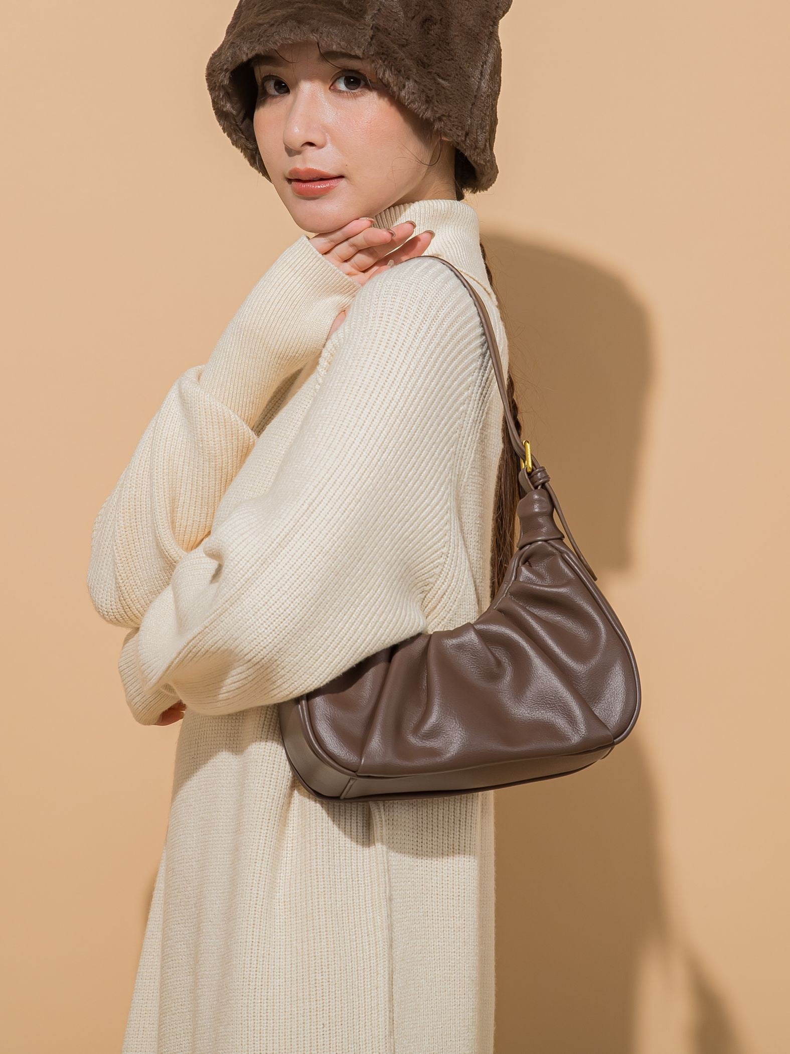 【KOREAN ITEM】フェイクレザー半月型ショルダーバッグ