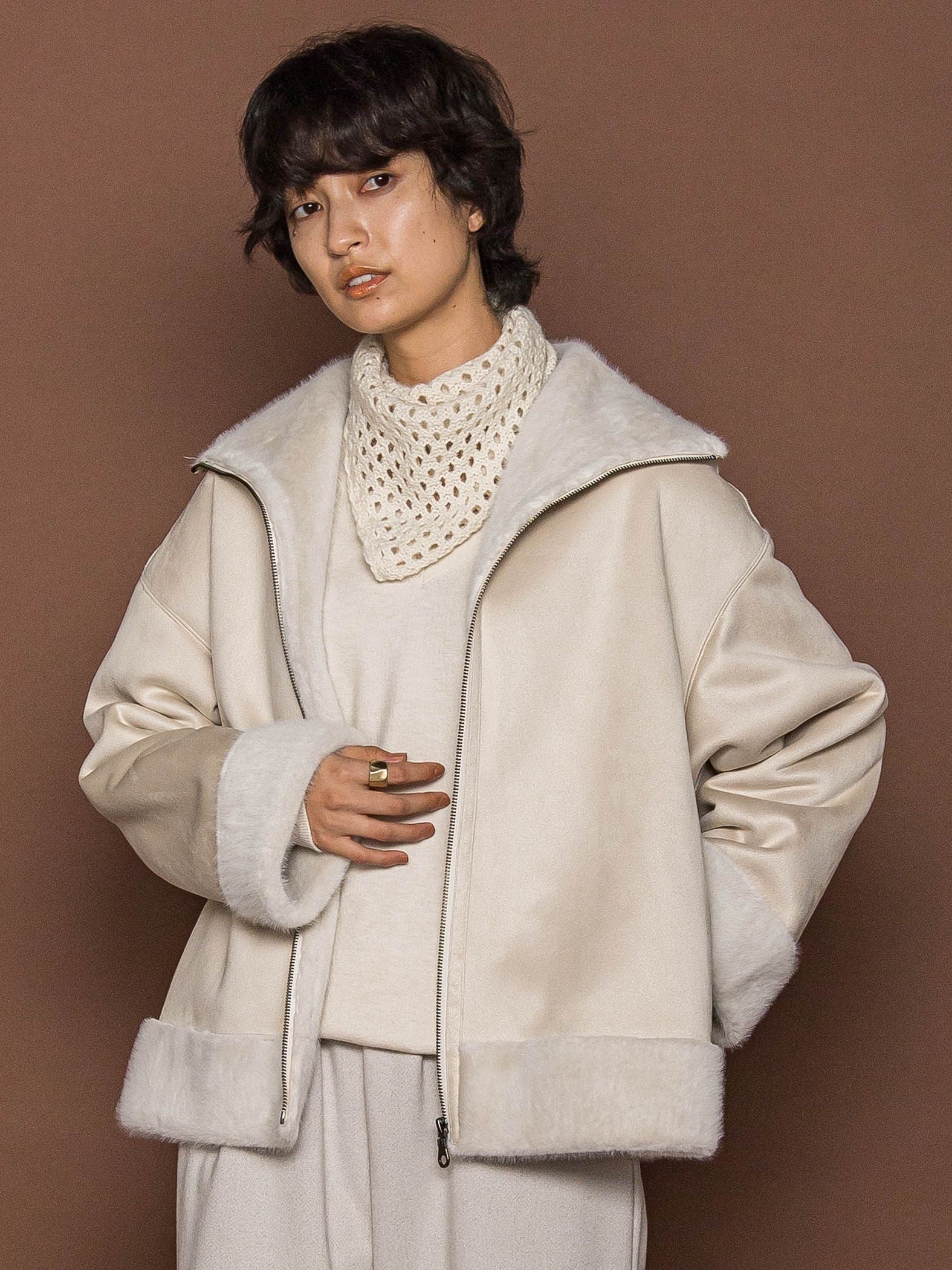 カジュアルだけど女っぽいフェイクムートンジャケット