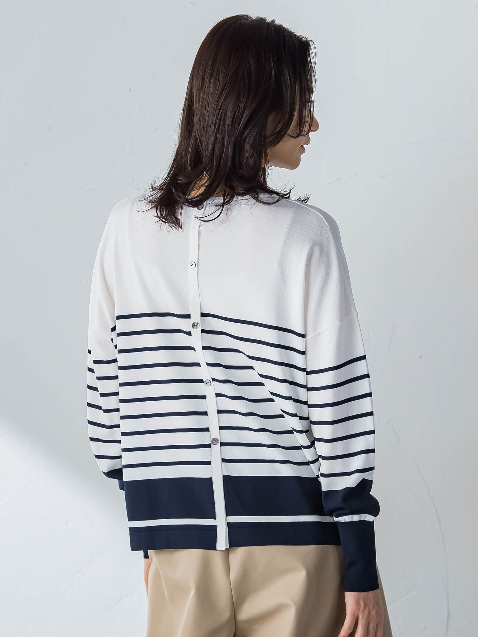 バックボタンデザインニット