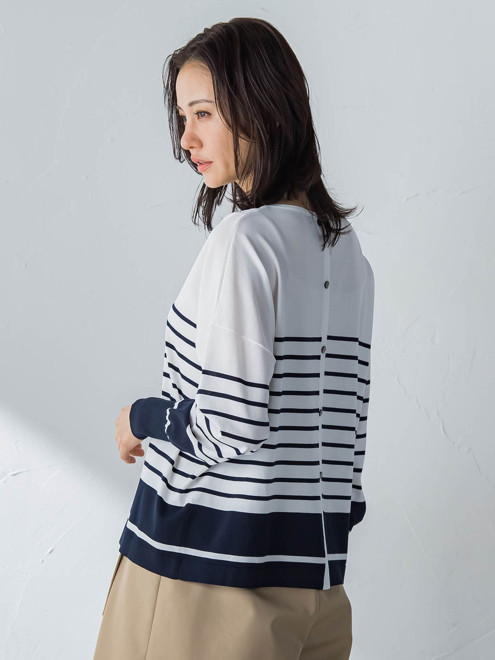 バックボタンデザインニット