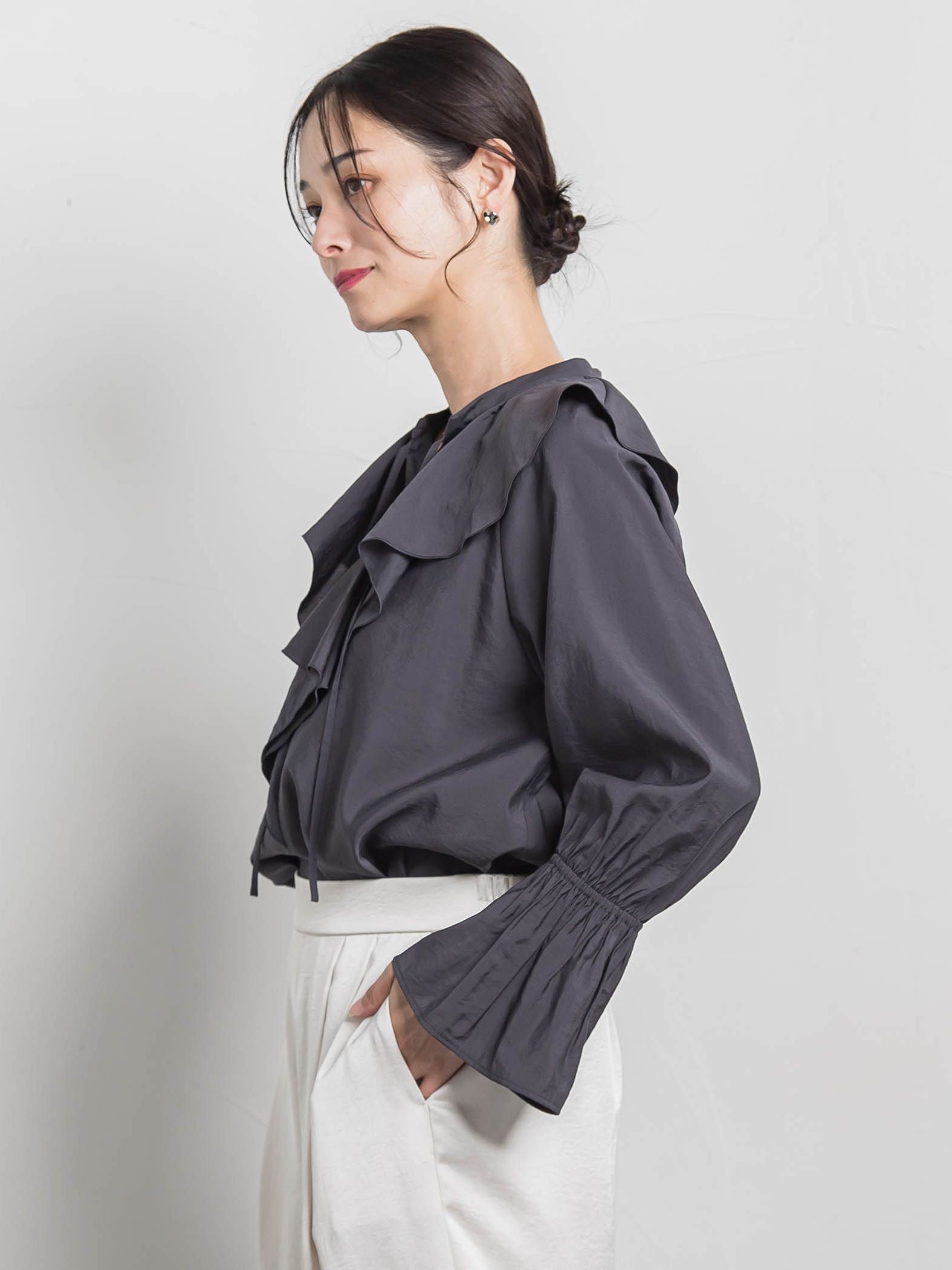 ラッフルレーヨンブラウス