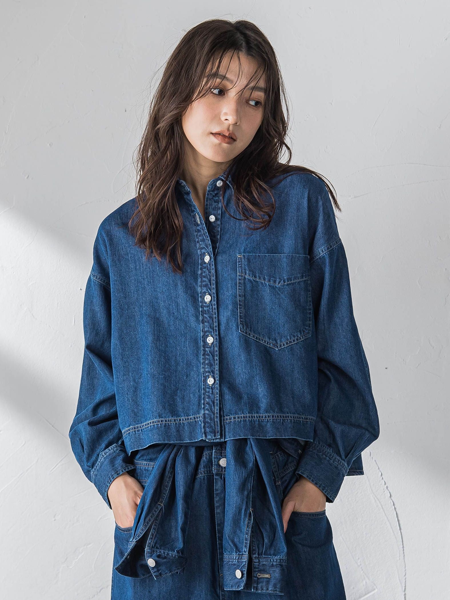 ラウンドヘムデニムクロップドシャツ
