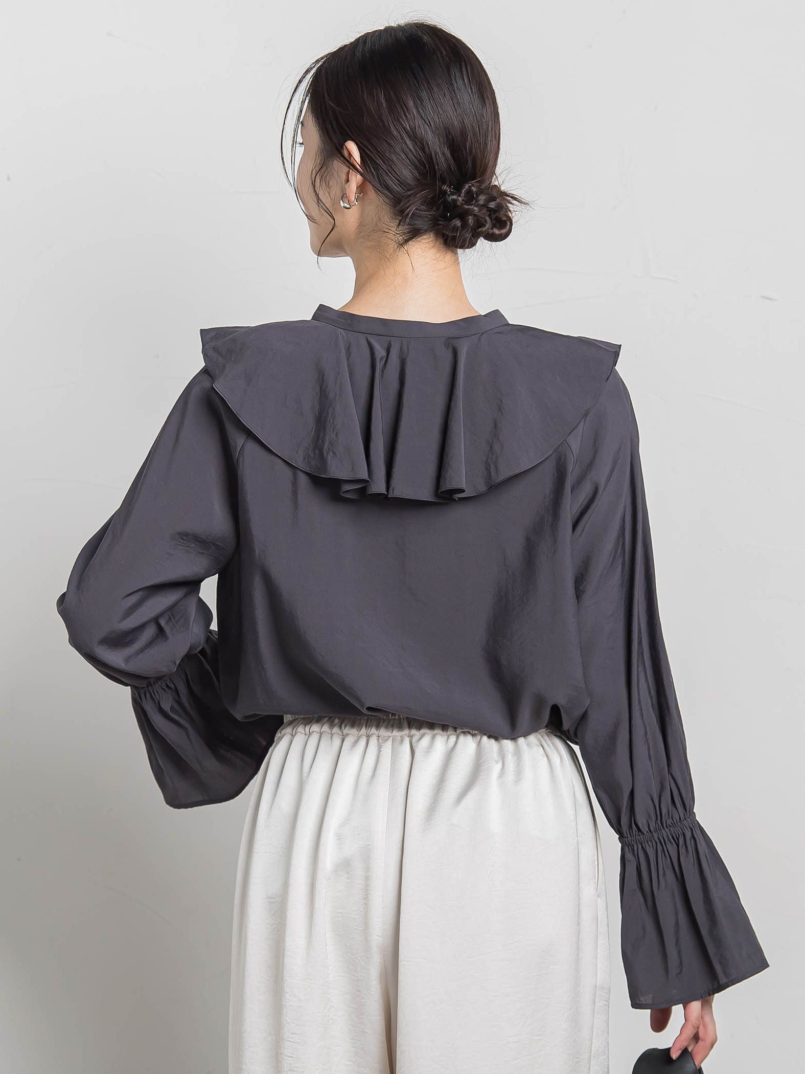 ラッフルレーヨンブラウス
