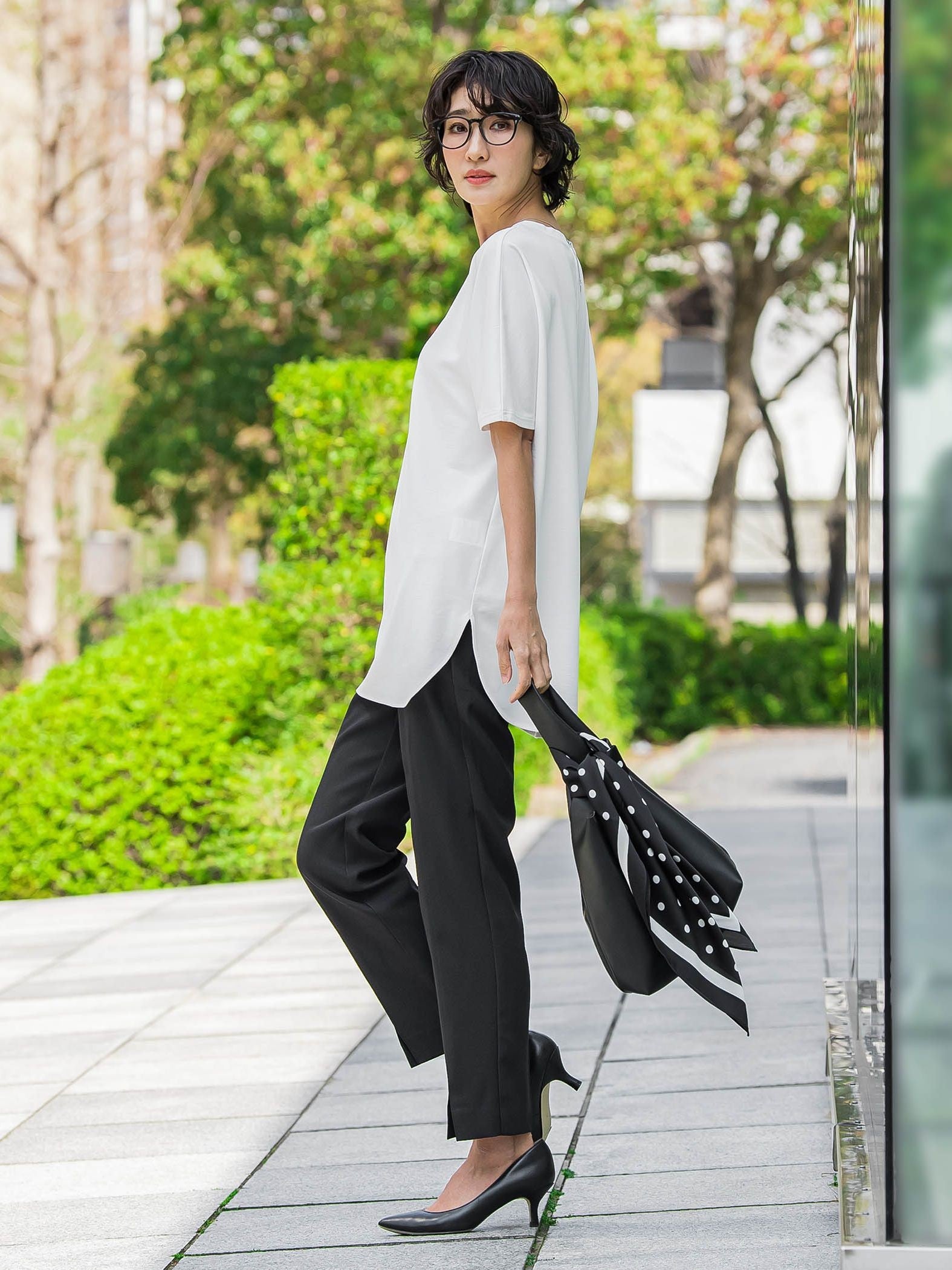 【WEB限定/大きいサイズ】“美脚デニム見え”裾スリットテーパードパンツ