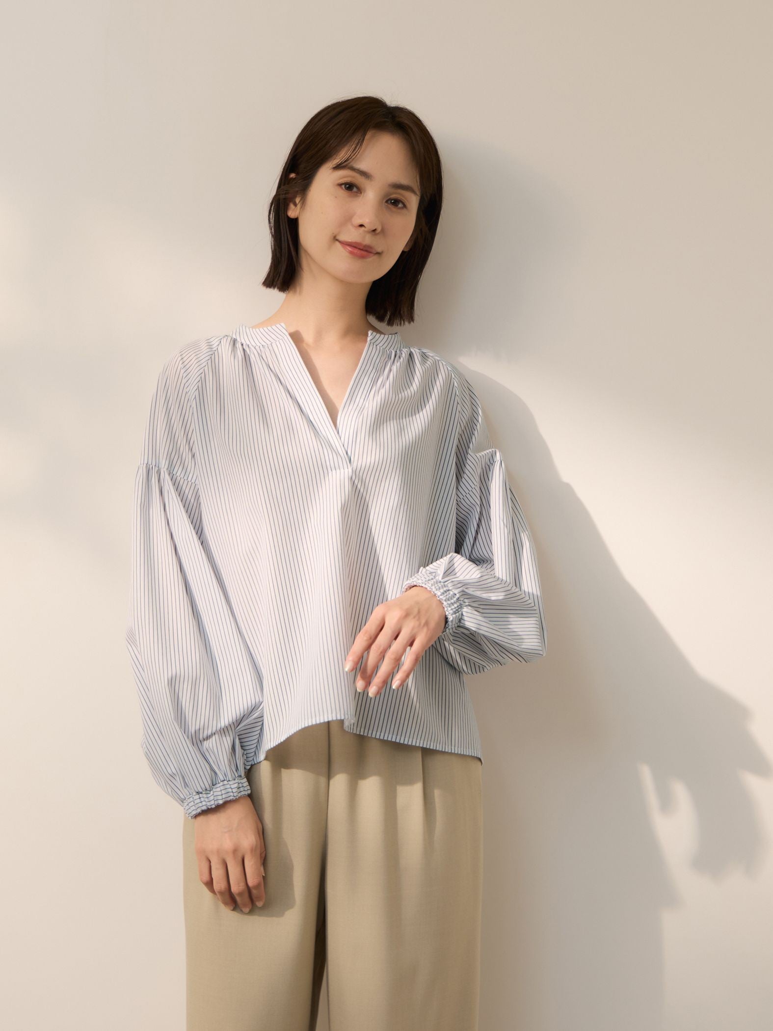 ブロードストライプキーネックブラウス