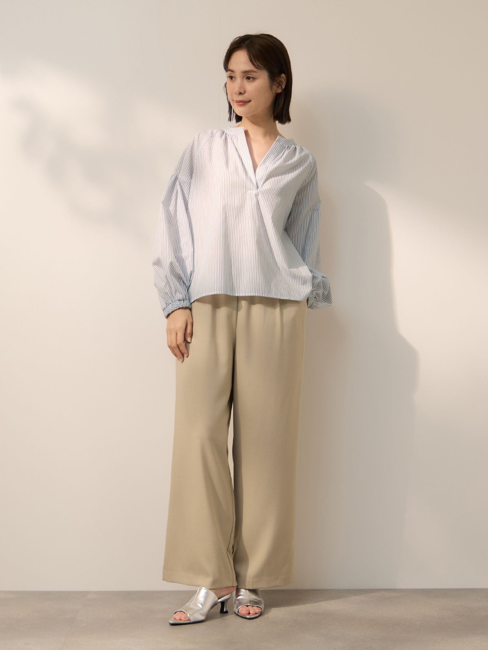 ブロードストライプキーネックブラウス