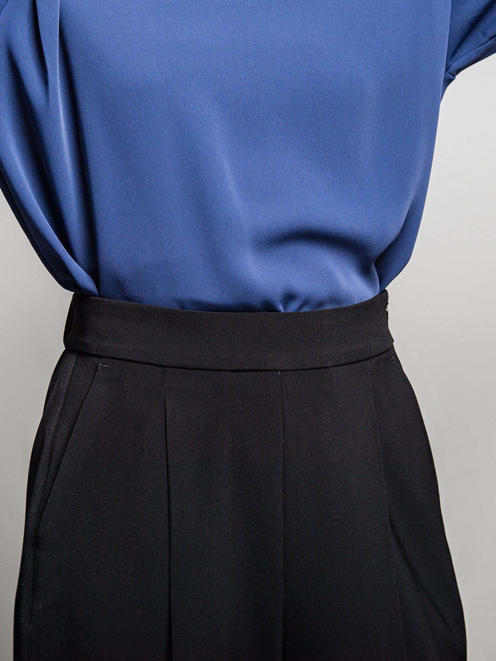 エステルダブルクロス　タックテーパードパンツ