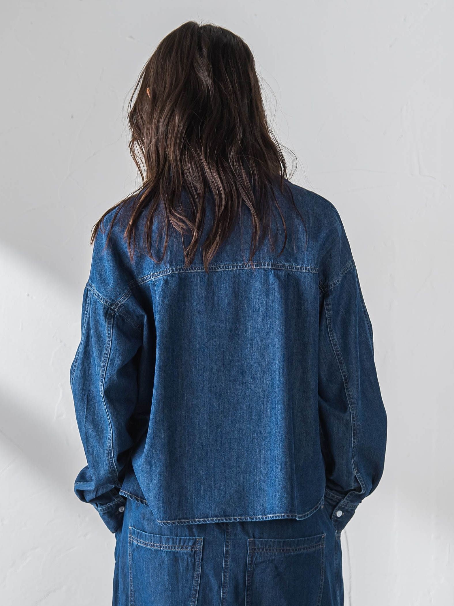 ラウンドヘムデニムクロップドシャツ