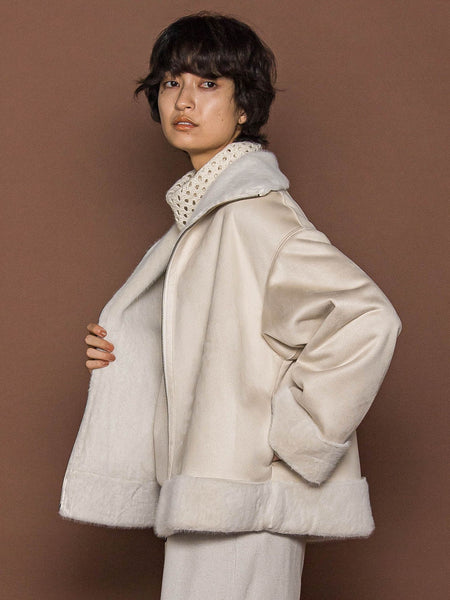 カジュアルだけど女っぽいフェイクムートンジャケット