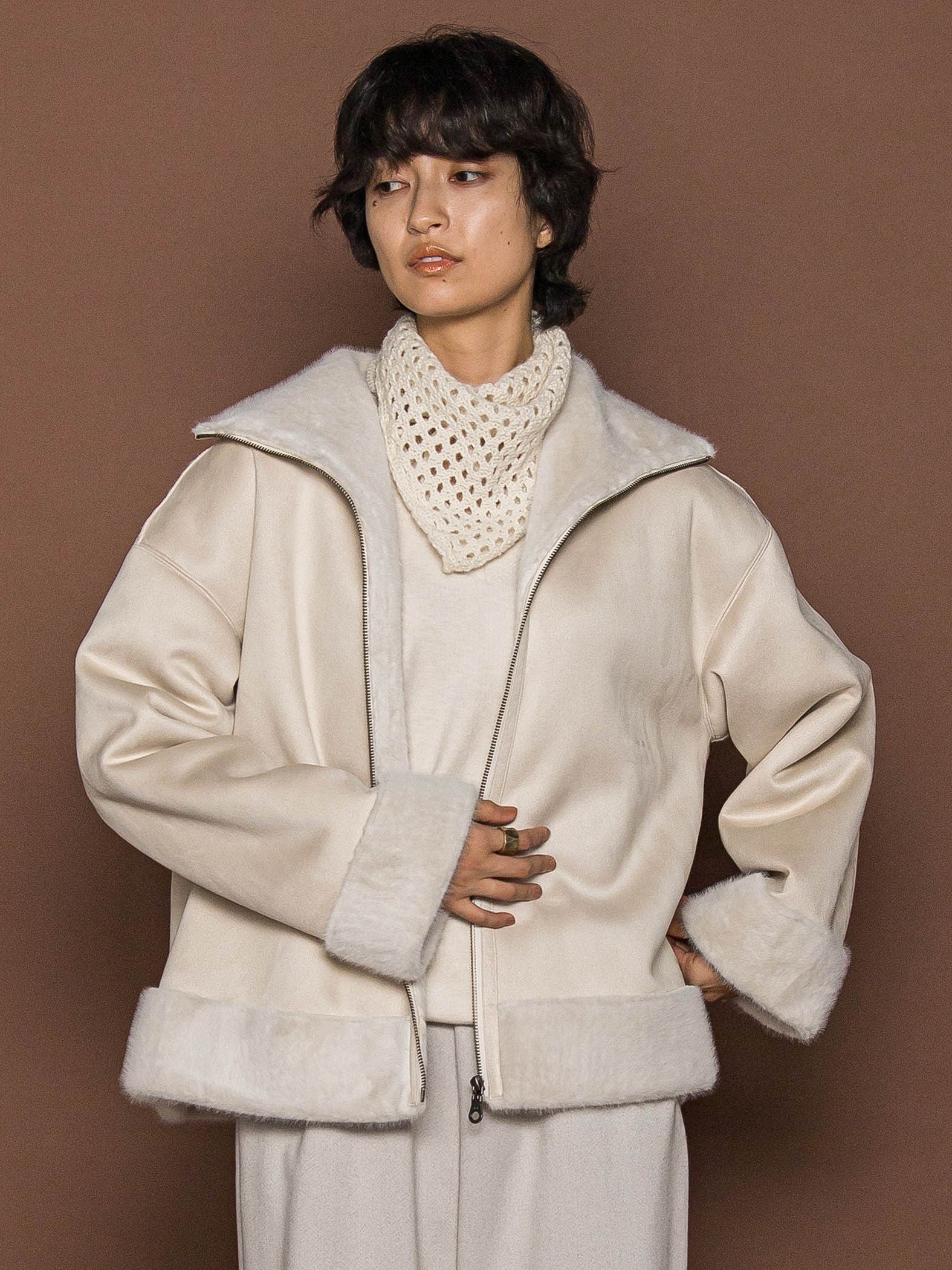 カジュアルだけど女っぽいフェイクムートンジャケット