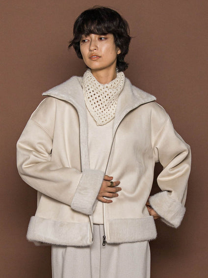 カジュアルだけど女っぽいフェイクムートンジャケット