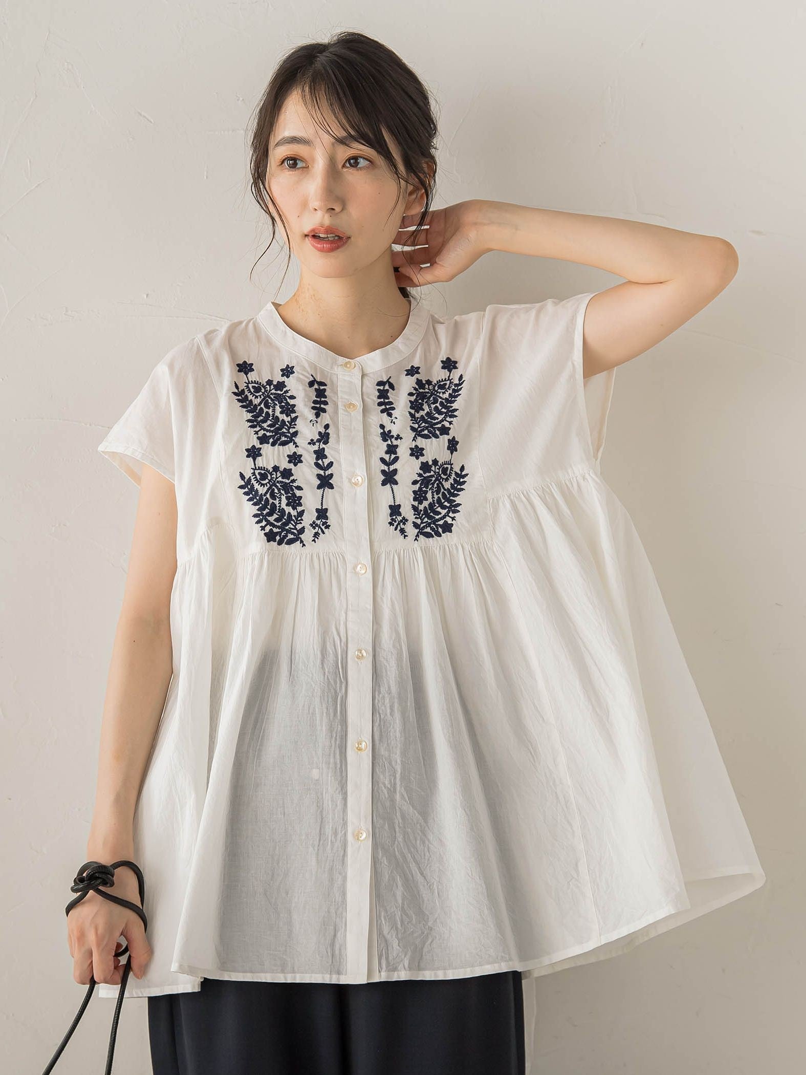 【WEB限定】キャンブリック立体刺繍ピンタックブラウス