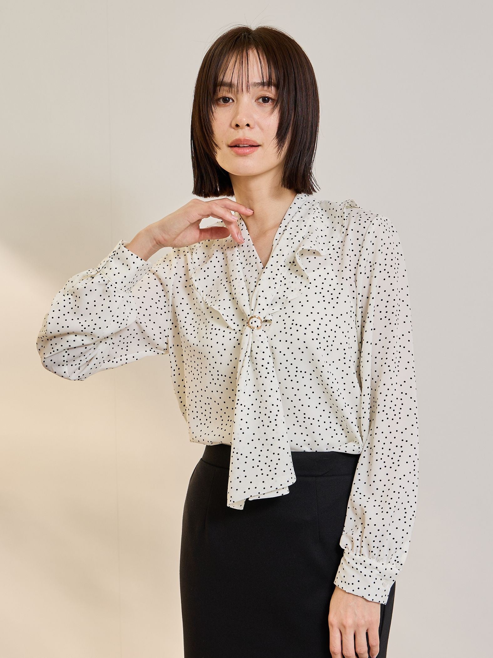 デシンVネックフリルドットボウタイブラウス