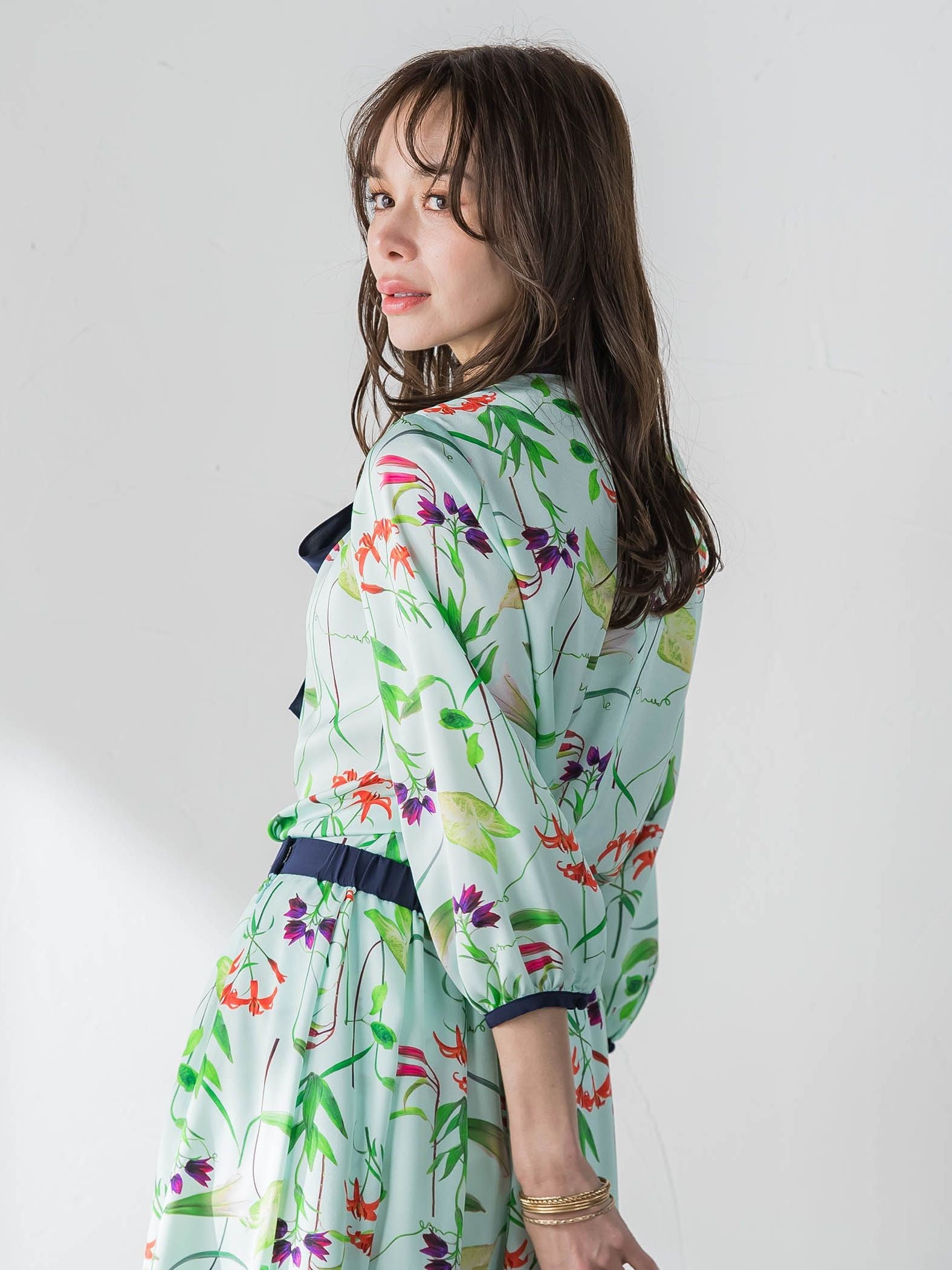 【KEITA KAWASAKI × Viaggio Bluコラボ】リリープリントブラウス