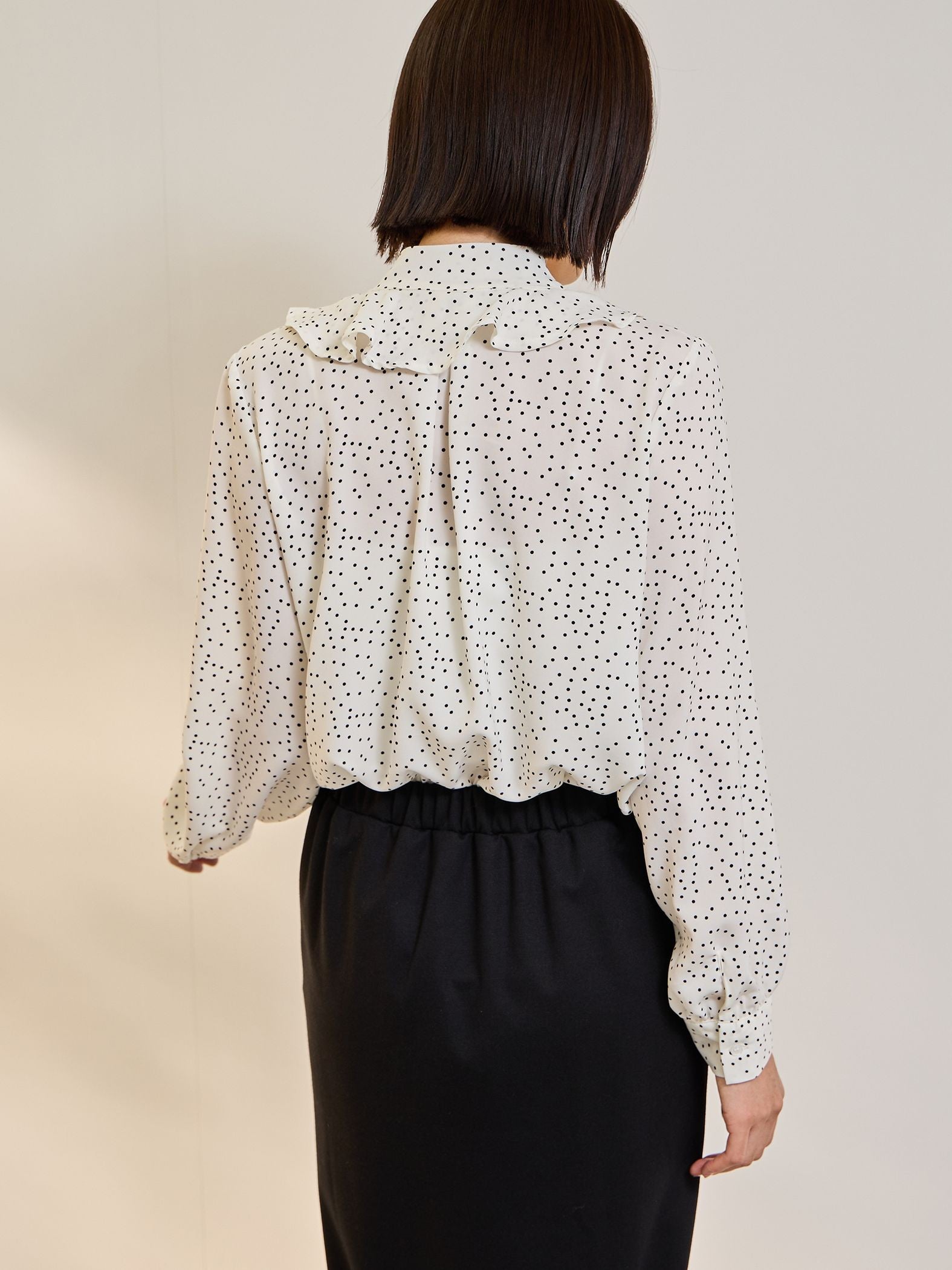 デシンVネックフリルドットボウタイブラウス