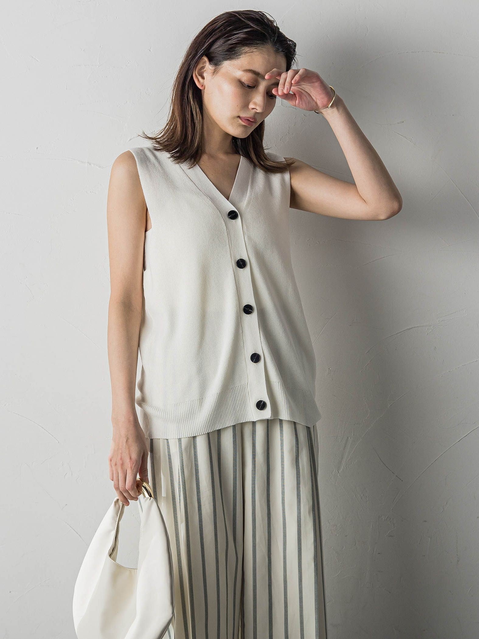 gri.gra様ホワイトポケットVネックベストトップス