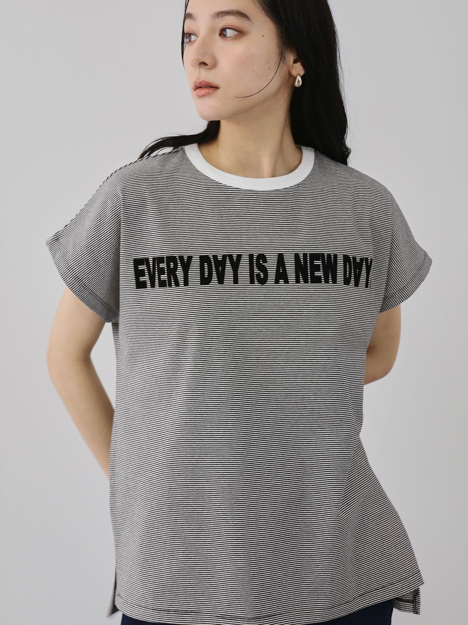 ナローボーダーステートメントTシャツ