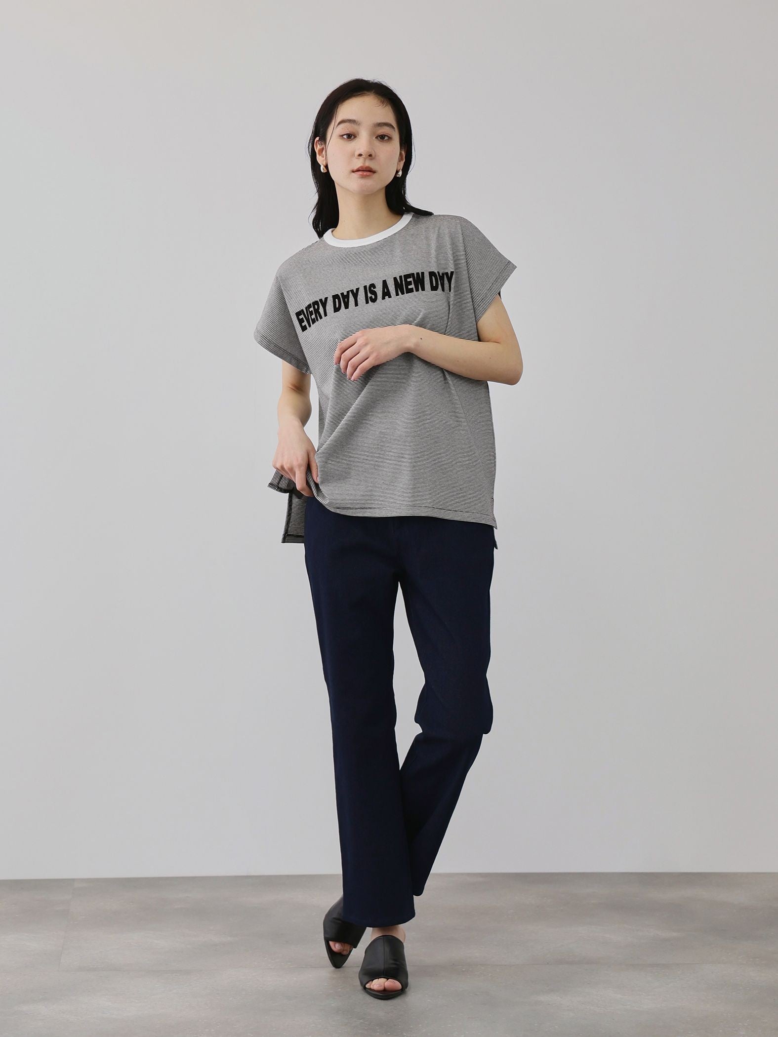 ナローボーダーステートメントTシャツ