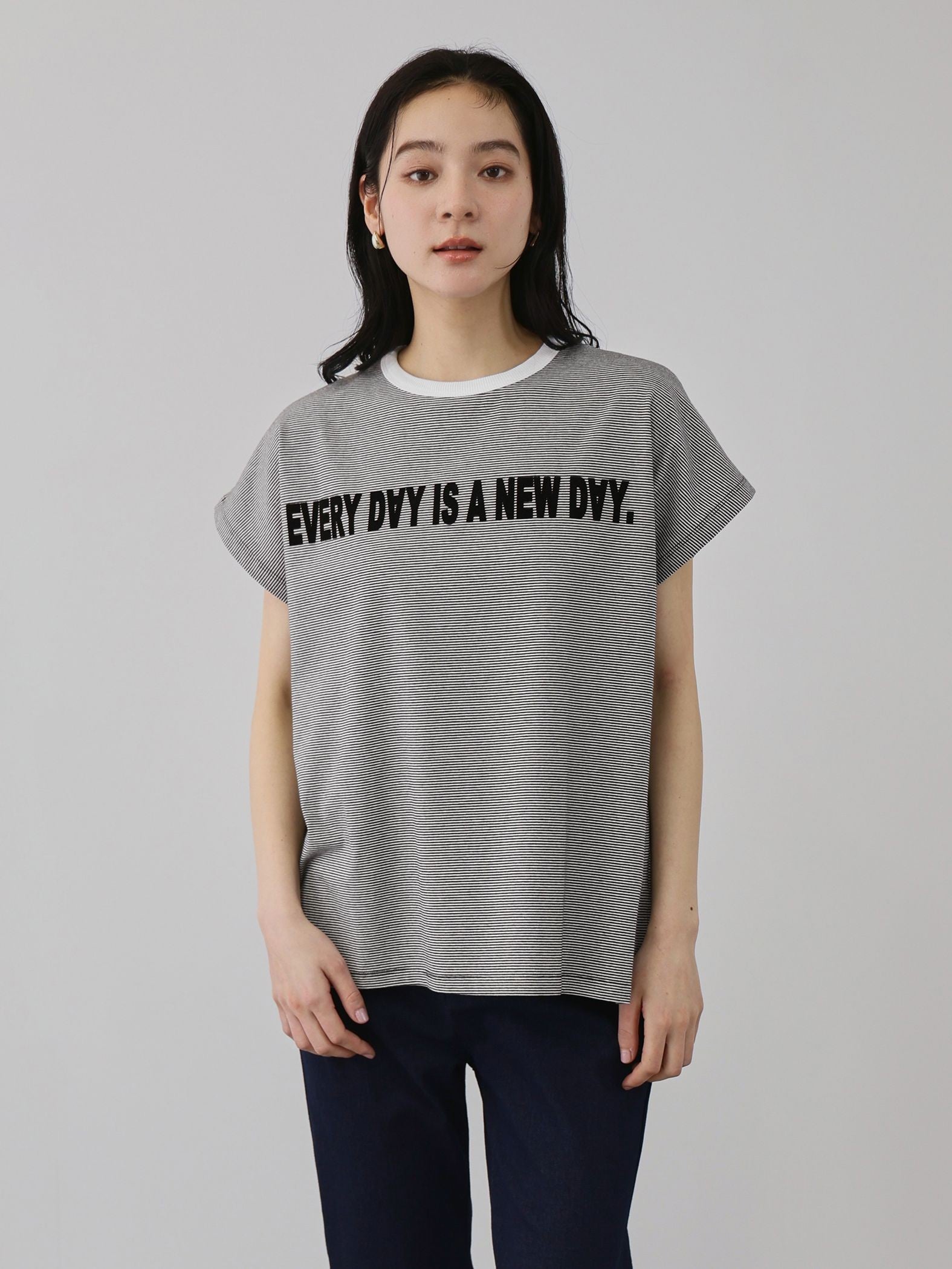 ナローボーダーステートメントTシャツ