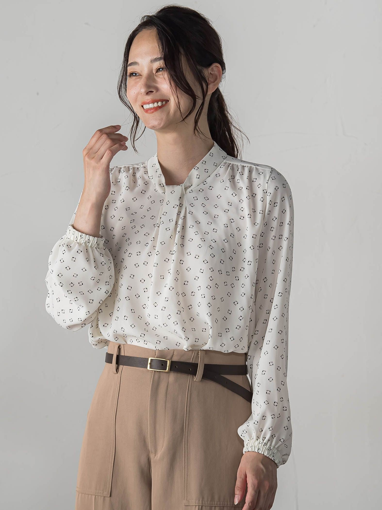 【WEB限定】バックサテン小紋プリントブラウス