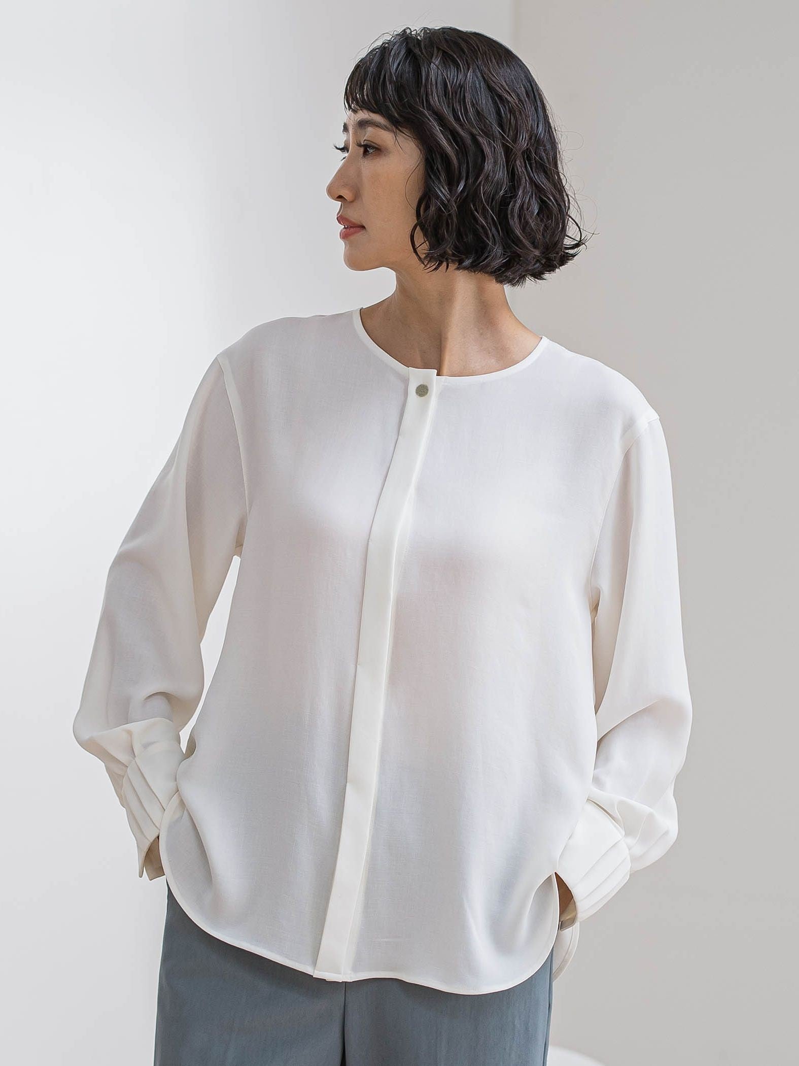 メランジツイルノーカラーブラウス