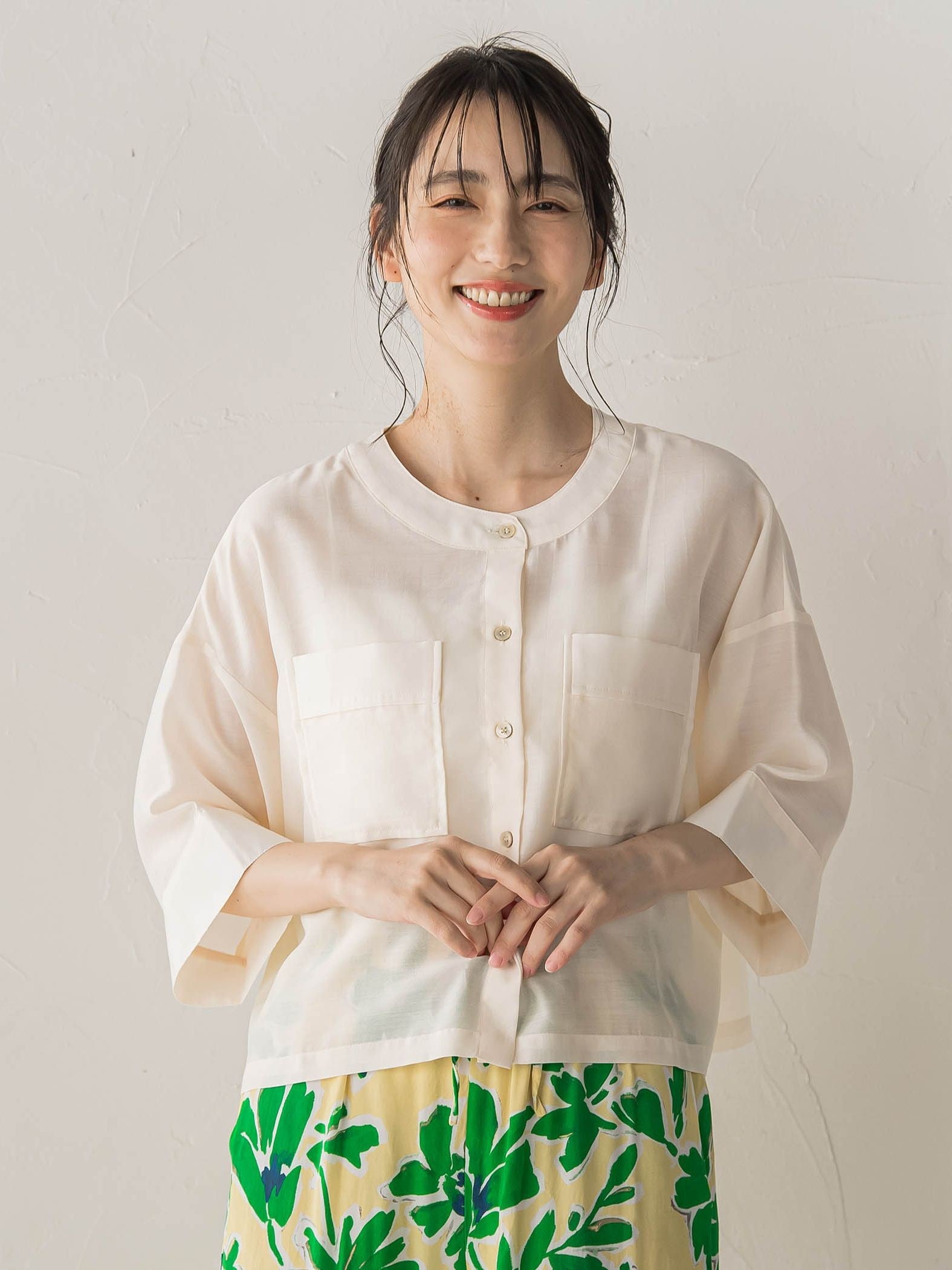 【WEB限定】シアーサテンバンドカラーブラウス