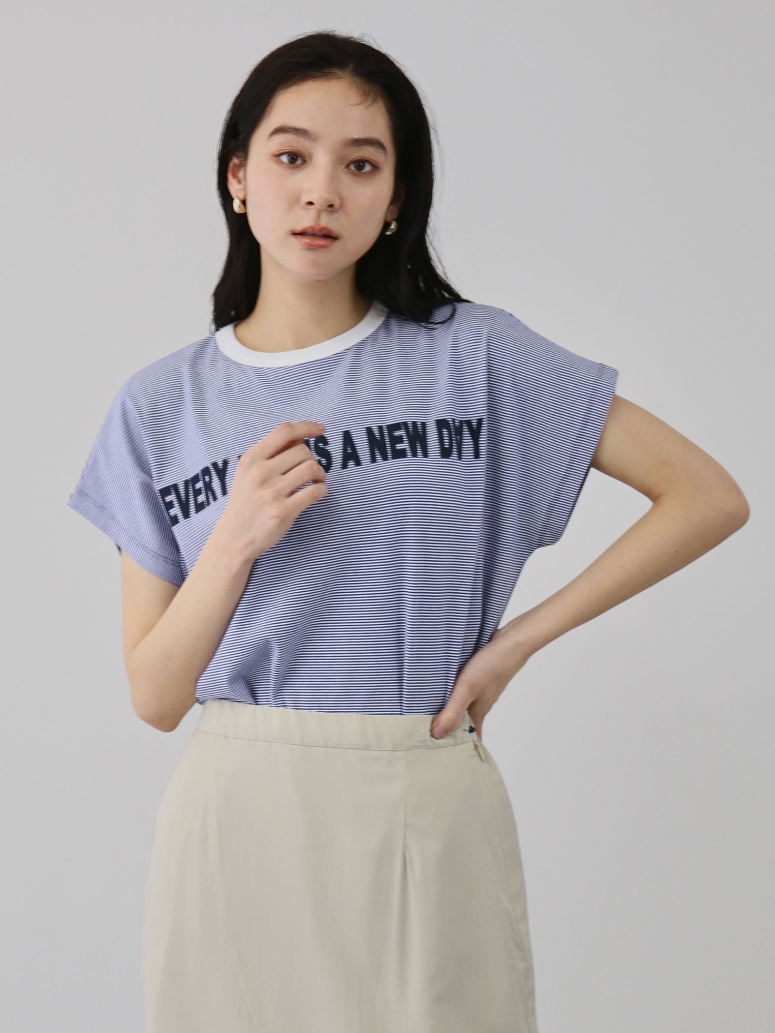 ナローボーダーステートメントTシャツ