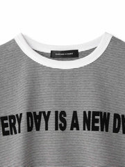 ナローボーダーステートメントTシャツ