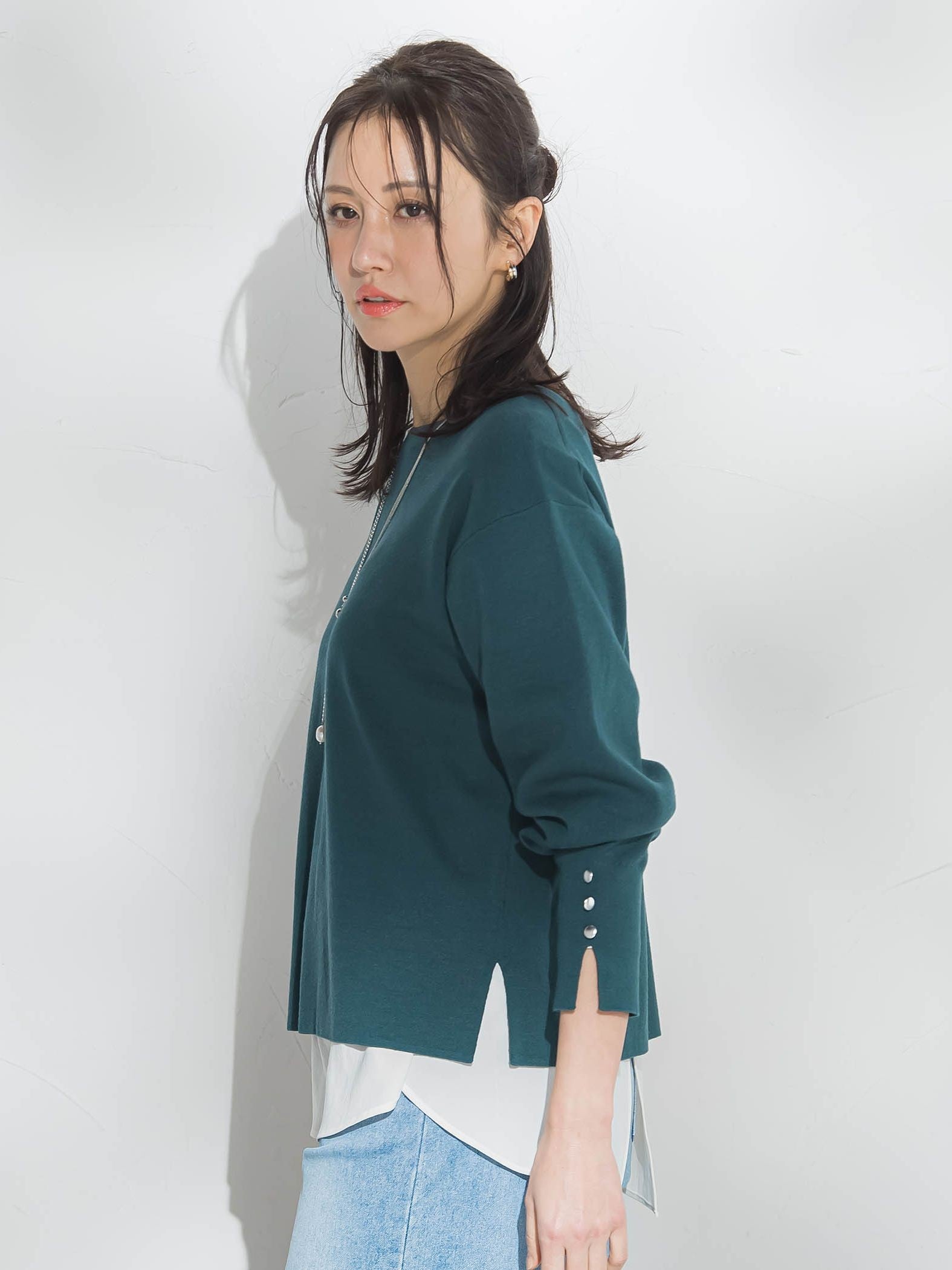 袖ボタンクルーネックニット