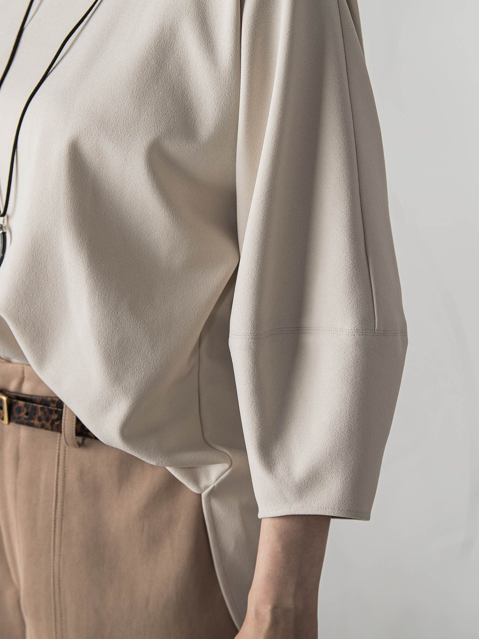 【WEB限定】フォルムスリーブバックジップトップス≪洗濯機で洗える≫