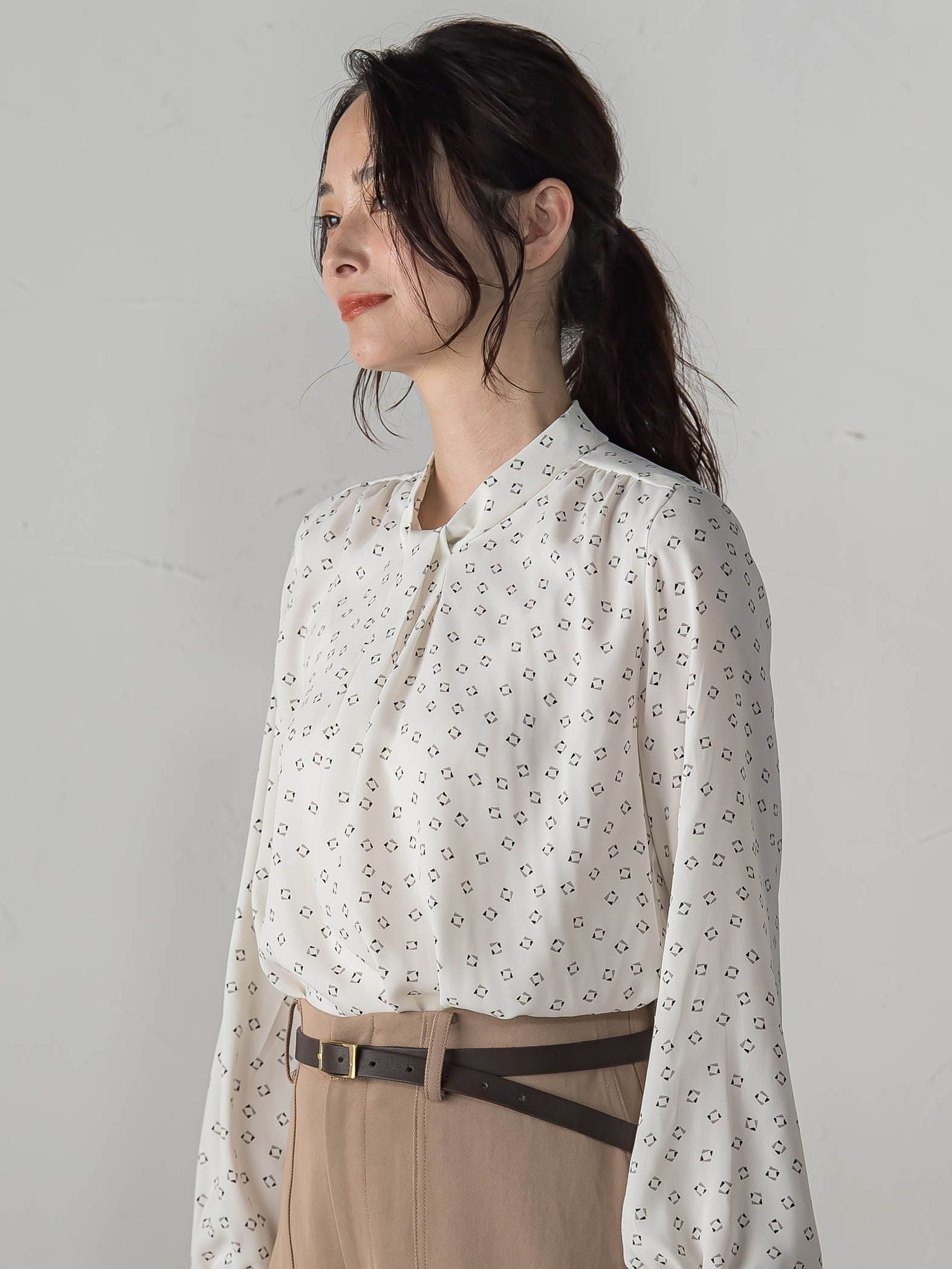 【WEB限定】バックサテン小紋プリントブラウス