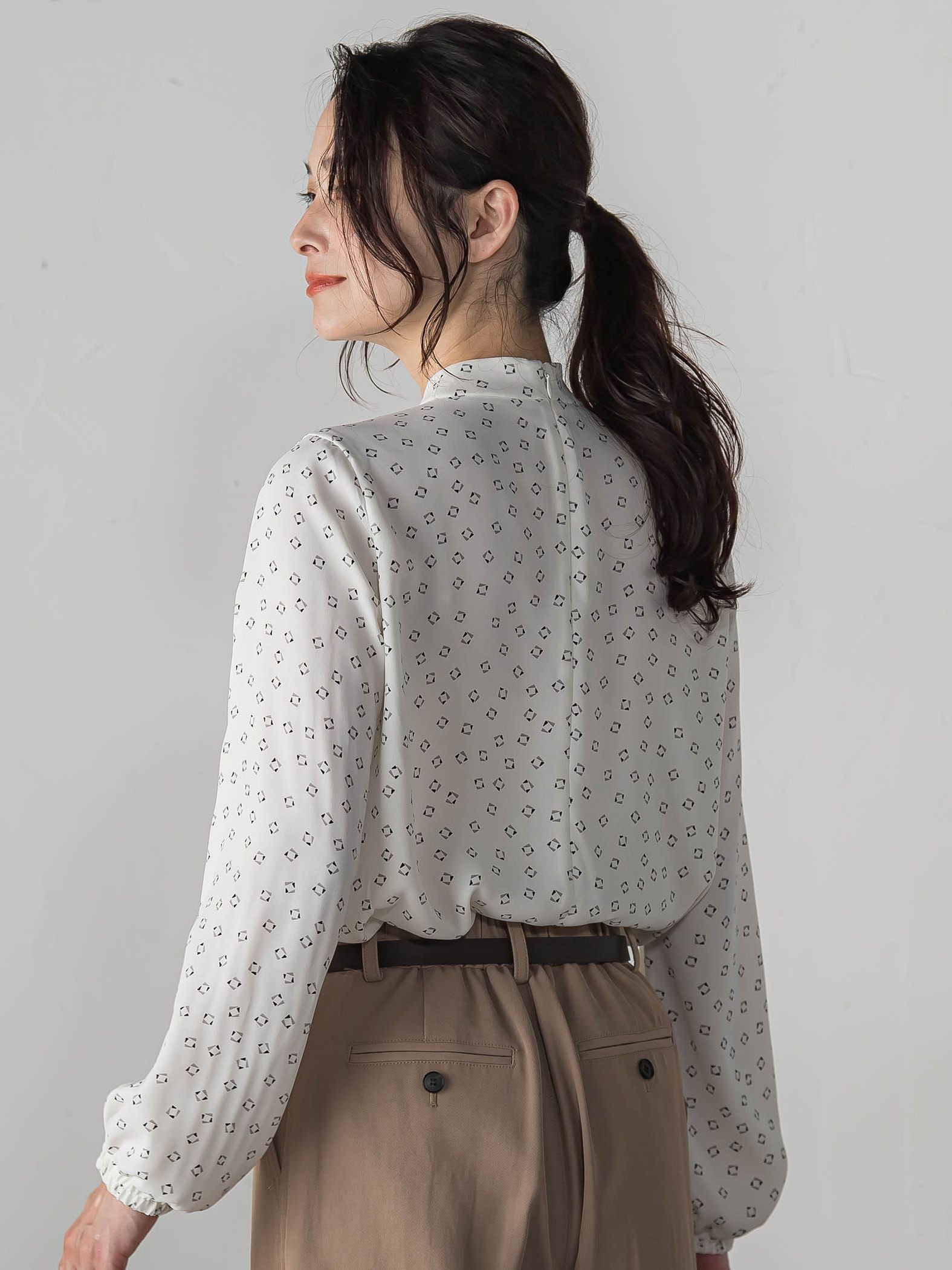 【WEB限定】バックサテン小紋プリントブラウス