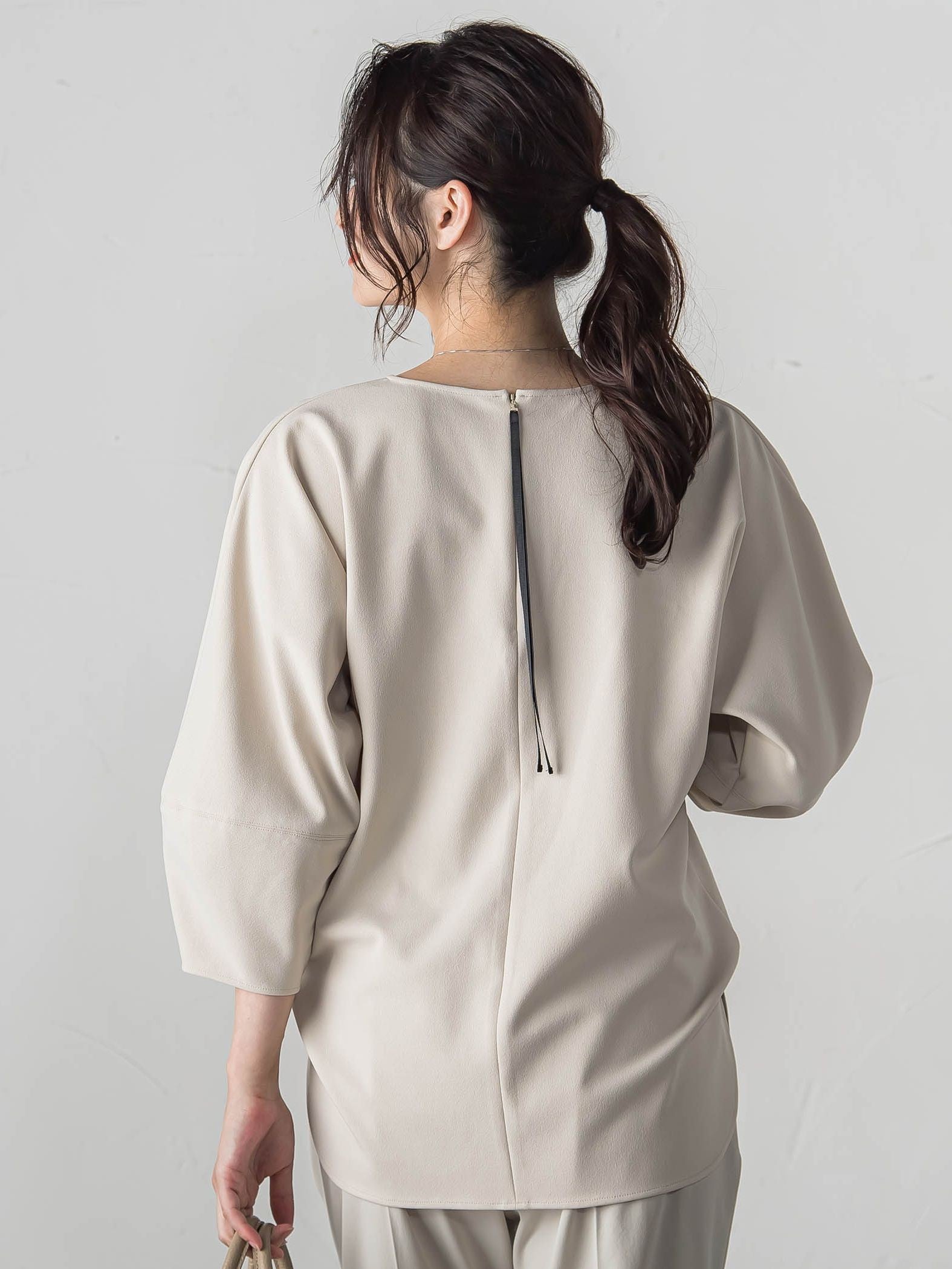 【WEB限定】フォルムスリーブバックジップトップス≪洗濯機で洗える≫