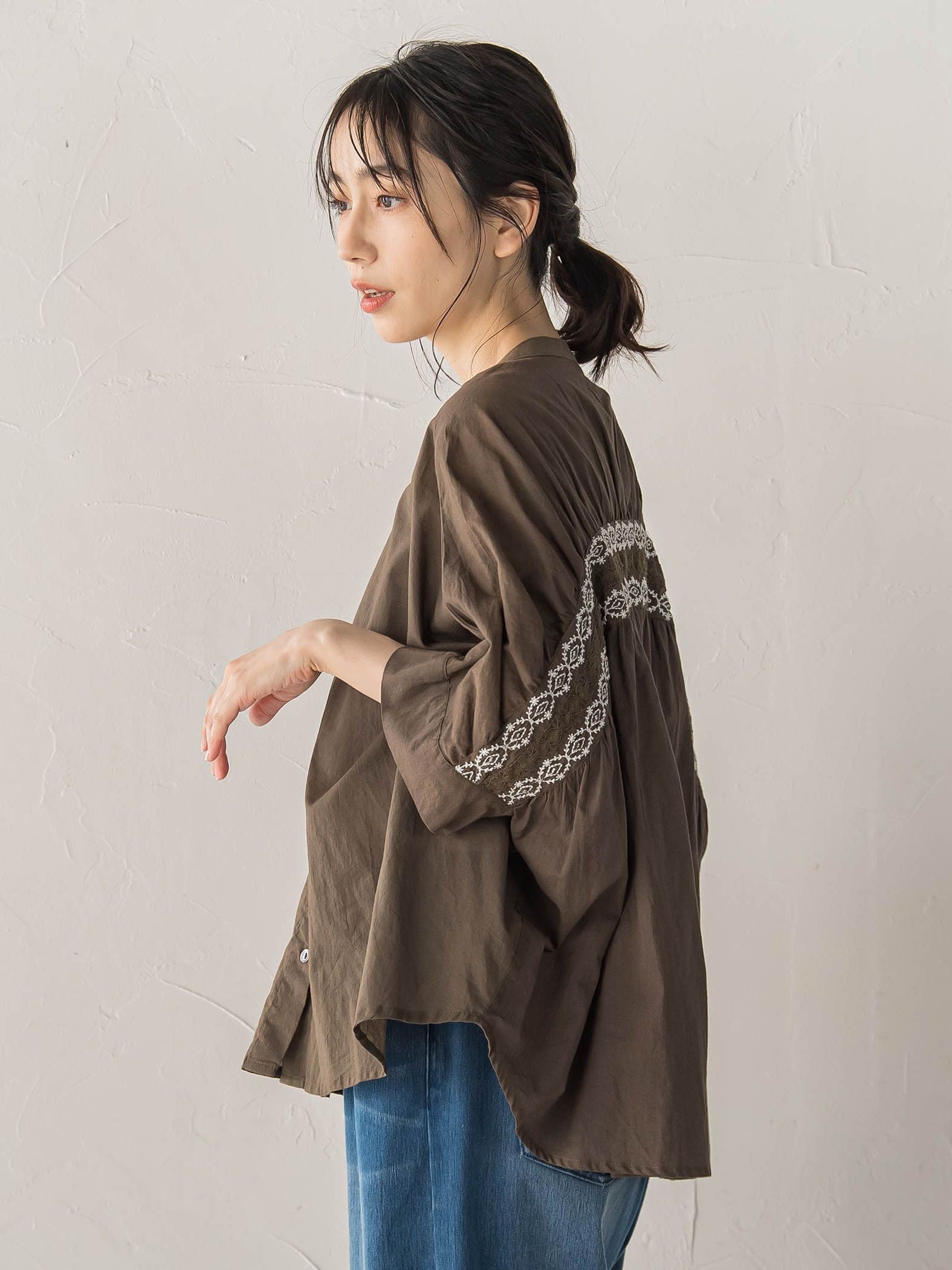 キャンブリックバック刺繍ブラウス