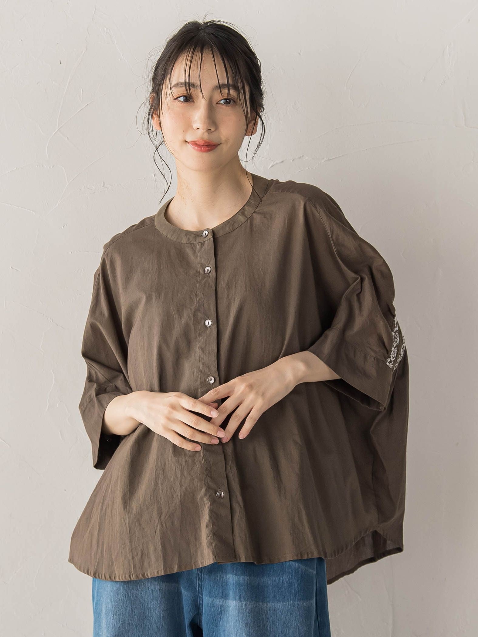 キャンブリックバック刺繍ブラウス