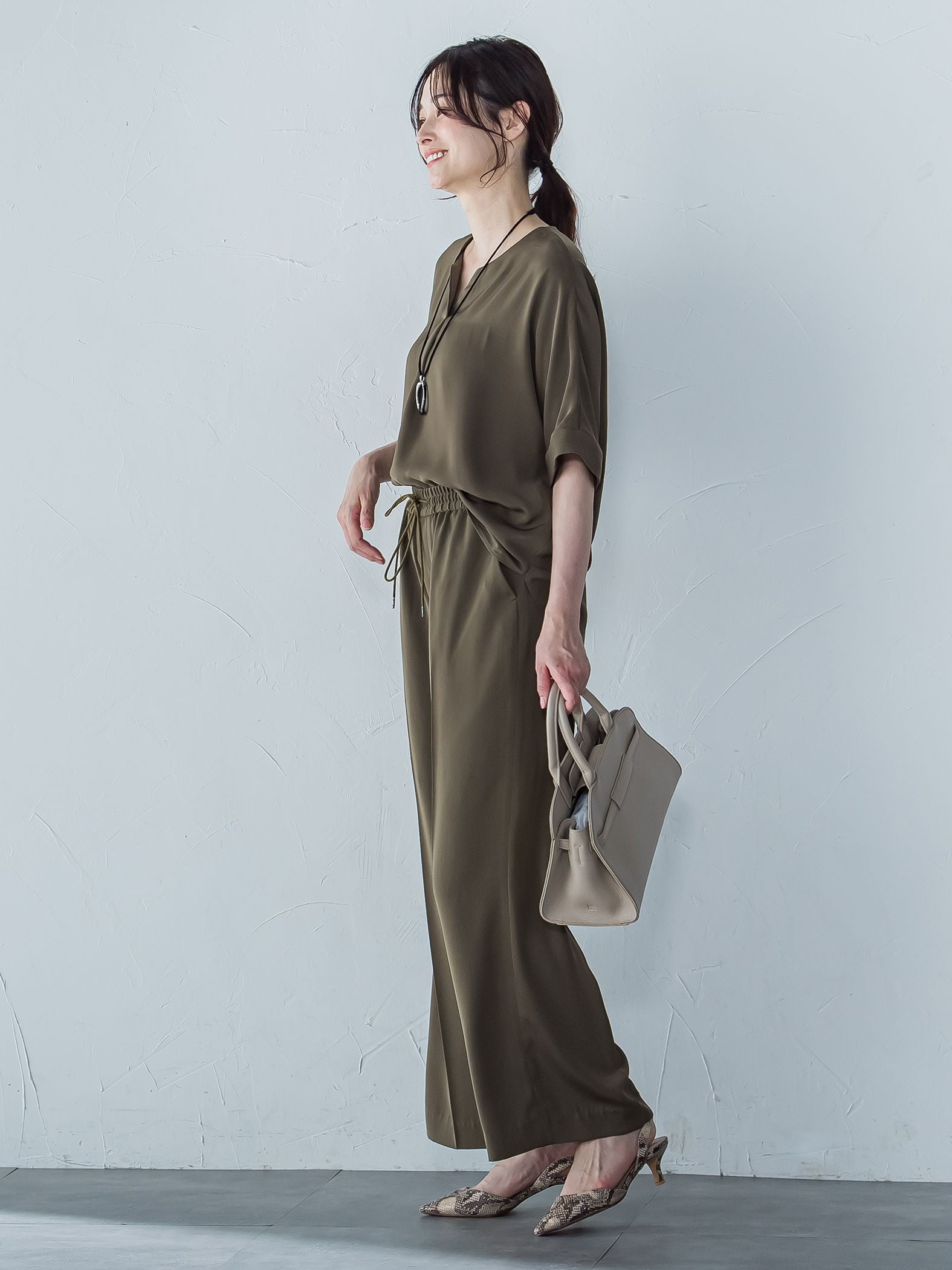 【WEB限定】ひんやりきれいキーネックブラウス≪セットアップ対応/洗濯機で洗える≫