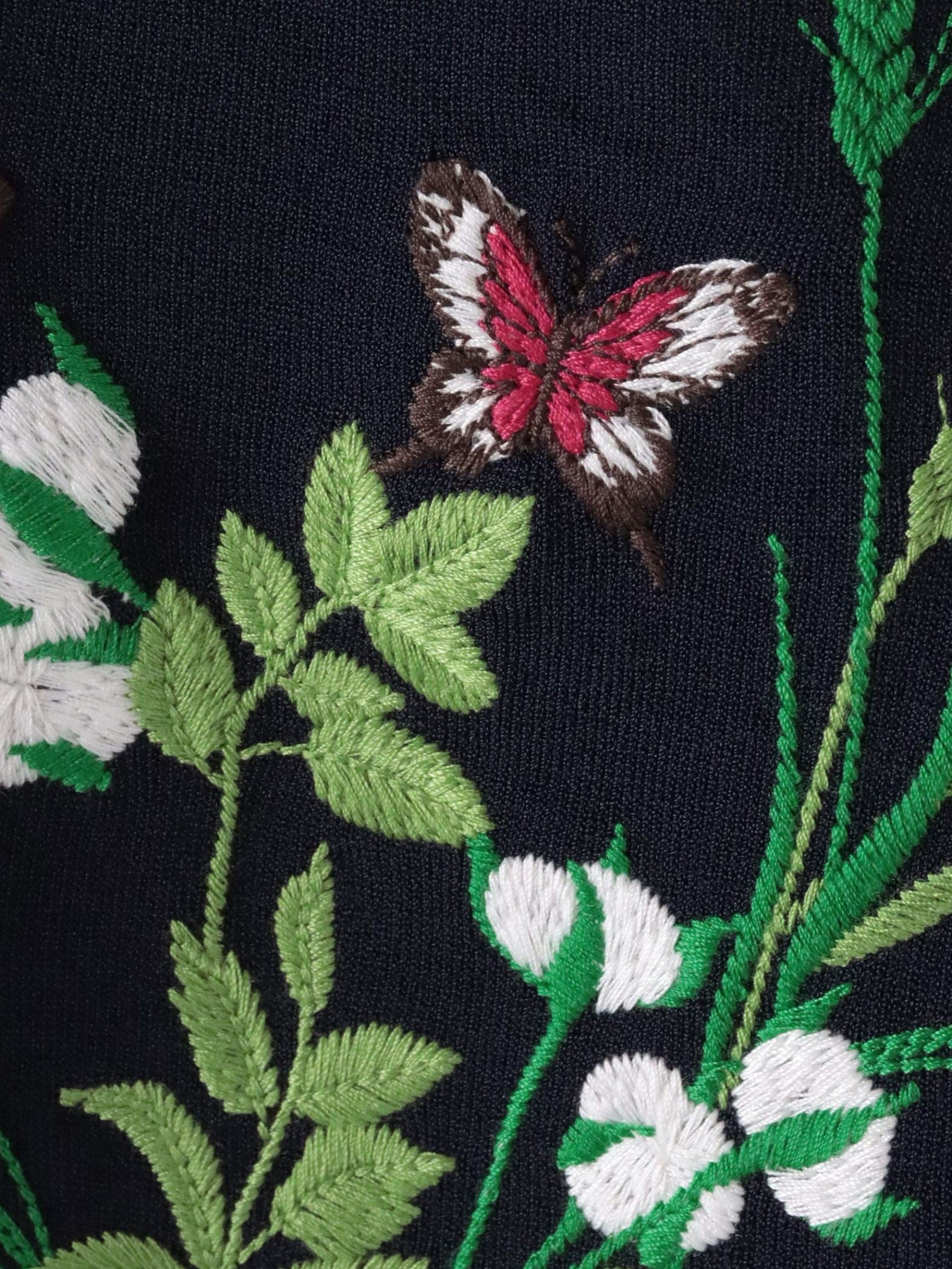 バタフライ刺繍ニット≪手洗い可能≫