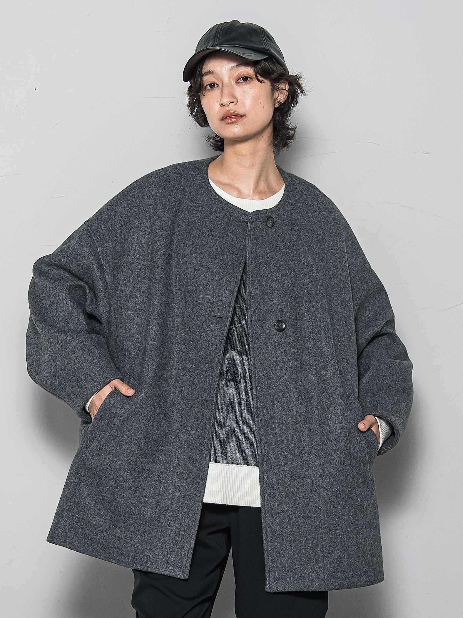 ライトジャージメルトンノーカラーミドルコート