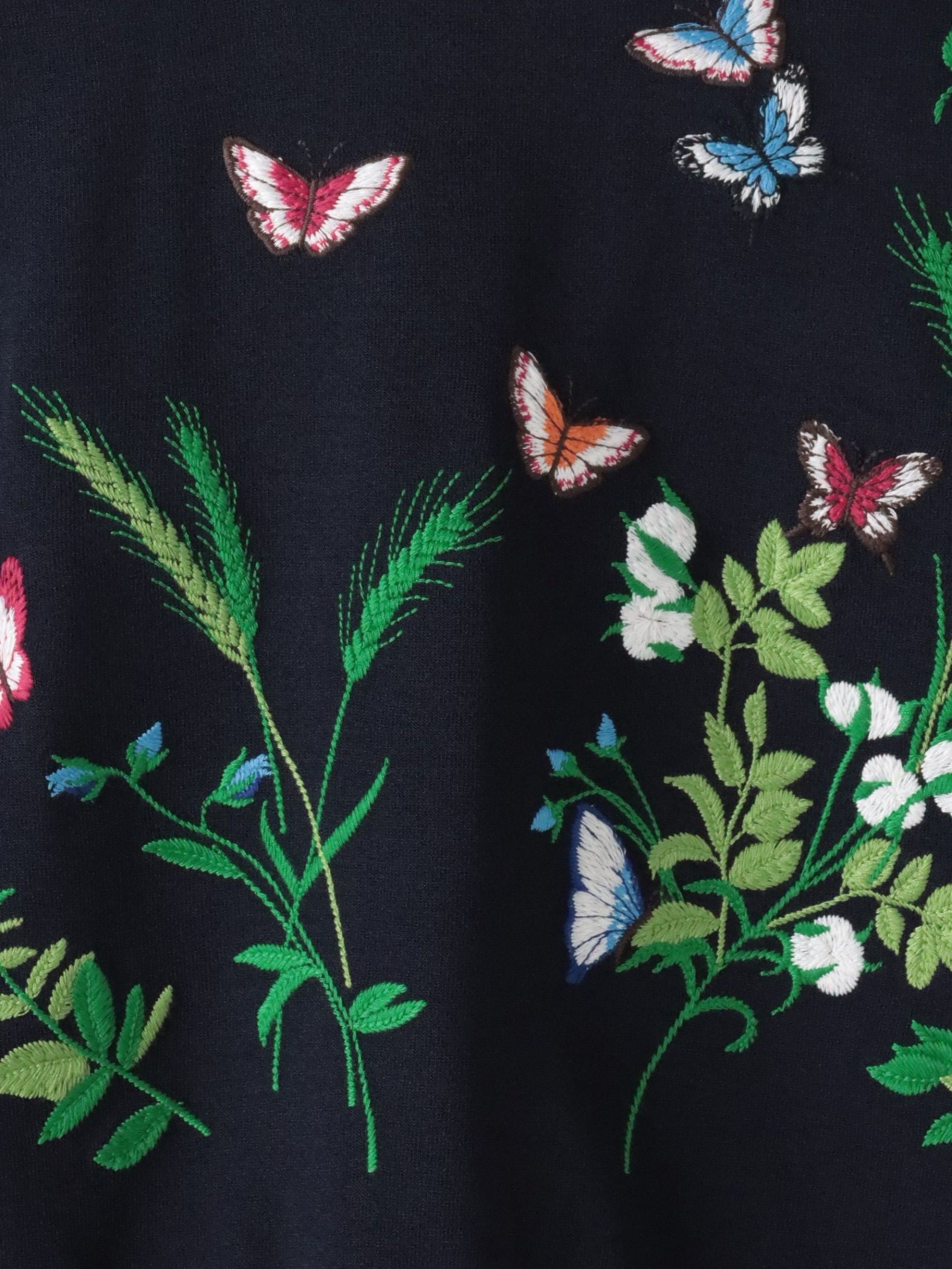 バタフライ刺繍ニット≪手洗い可能≫