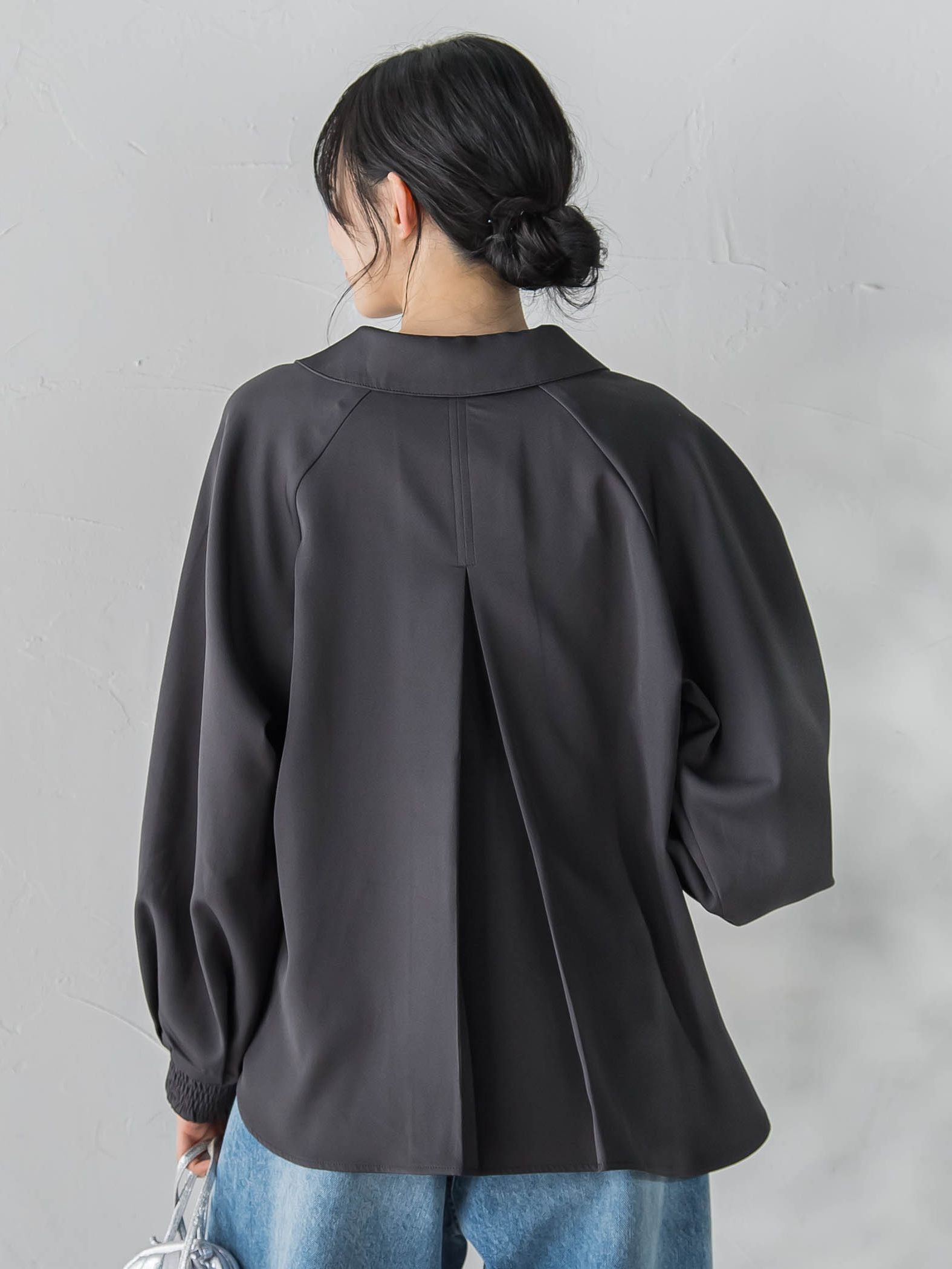 【WEB限定】パウダーストレッチ合わせネックブラウス≪手洗い可能≫